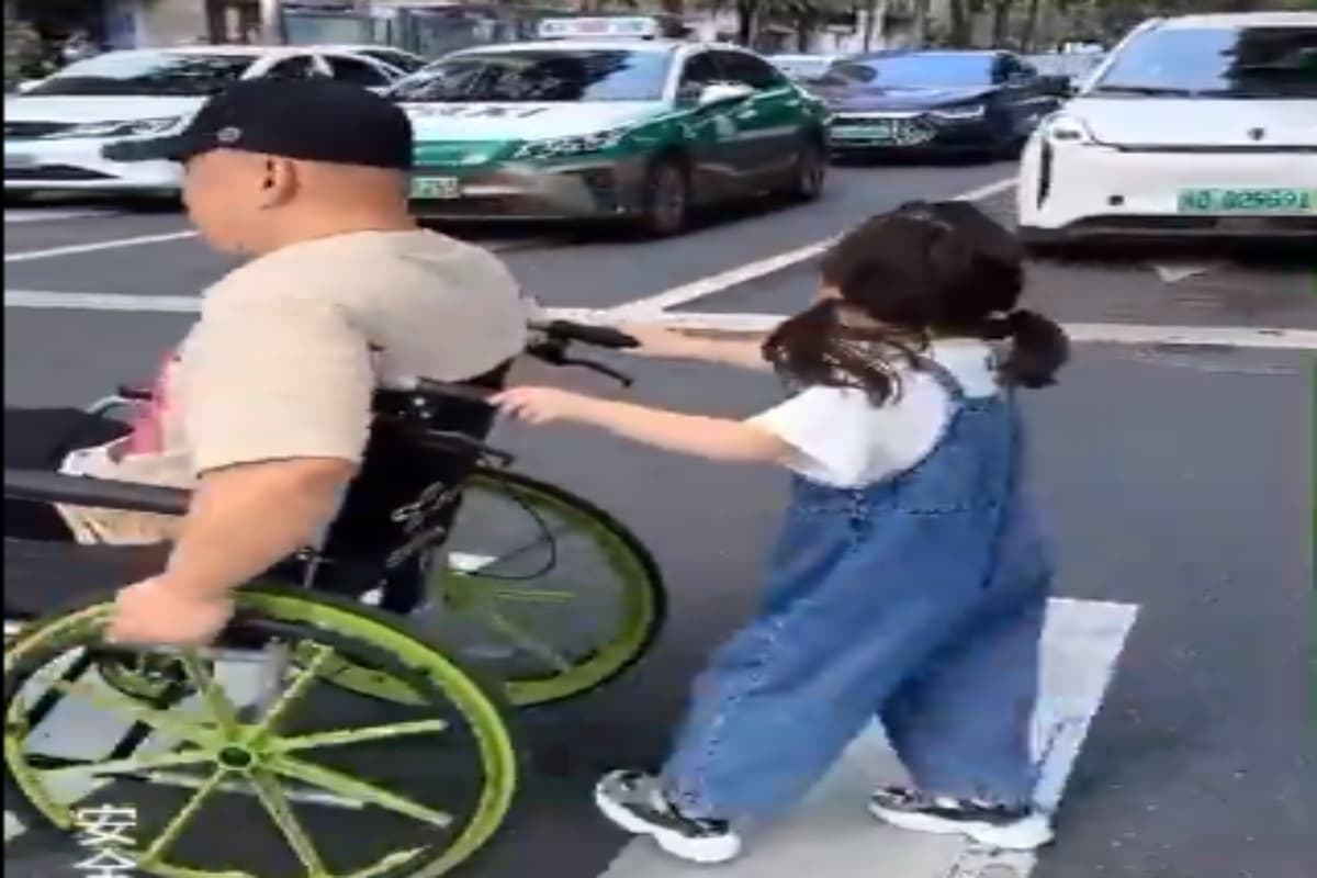 Viral Video: इस बच्ची के क्यूट अंदाज को देख रुक गई गाड़ियां, आप भी देखें