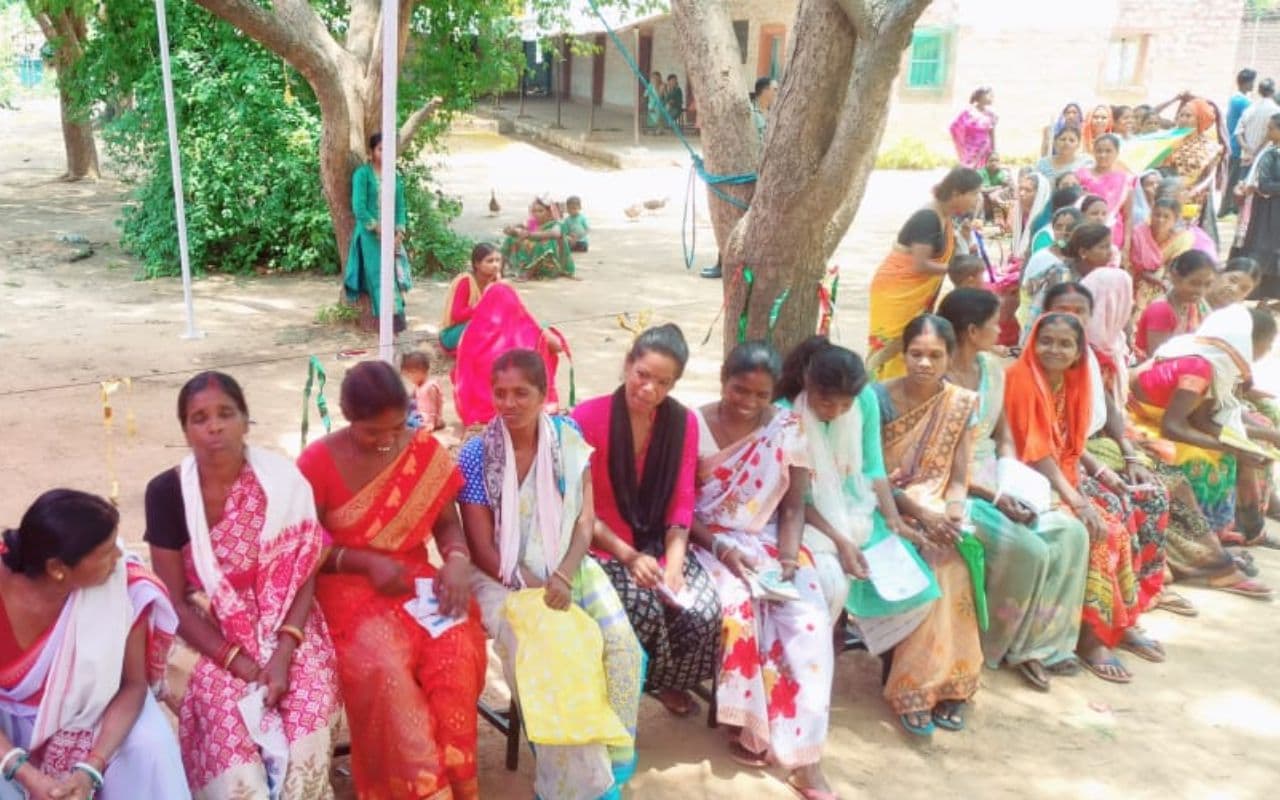 लोहरदगा लोकसभा : वोट करने आ रहे युवक की मौत, 10-15 किमी पैदल चलकर लोगों ने किया मतदान