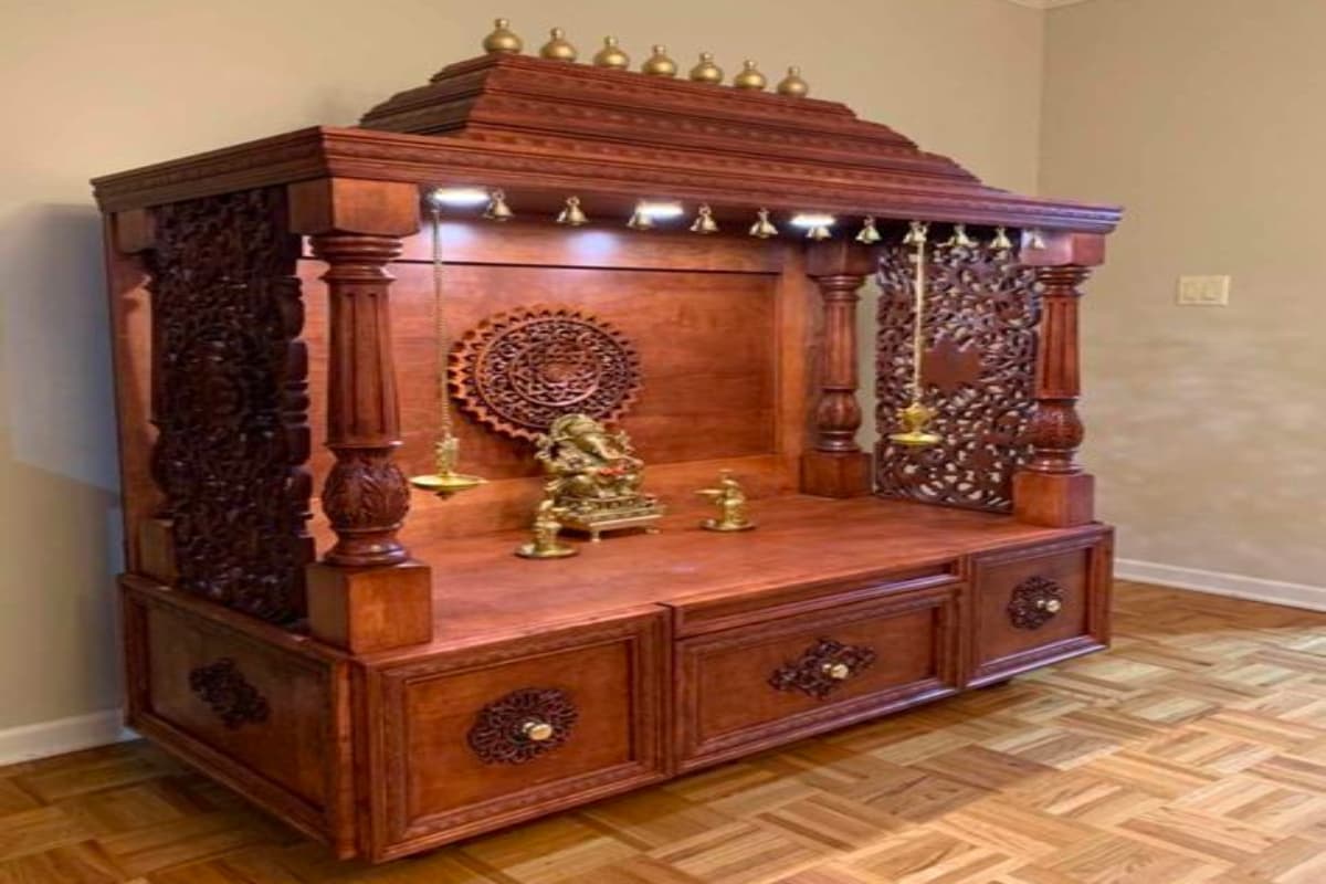 Vastu Tips: घर में रखते हैं लकड़ी का मंदिर? इन चीजों को भूलकर भी न करें नजरअंदाज