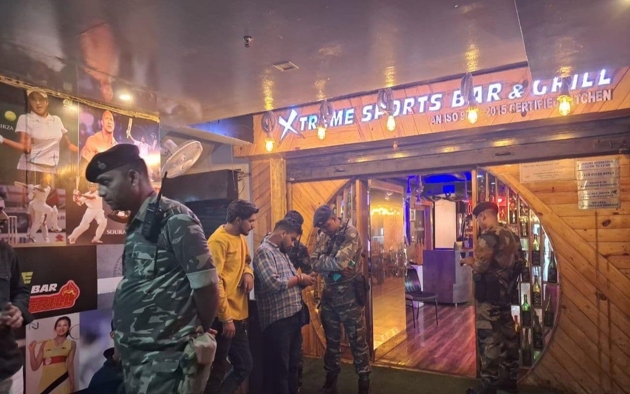 Ranchi Crime News : रांची के एक्स्ट्रीम बार में घुसकर डीजे बजाने वाले की हत्या, जांच में जुटी पुलिस, देखें VIDEO