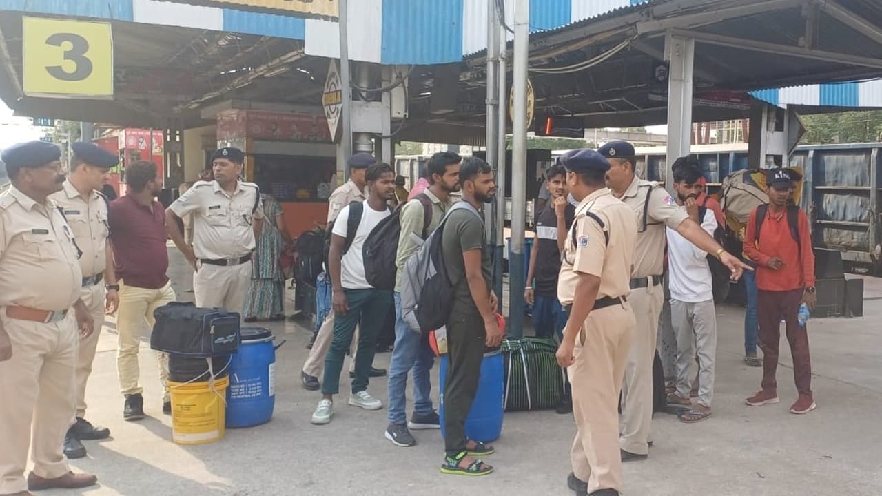 गया-कोडरमा रेलखंड पर बम मिलने के बाद, स्पेशल टीम बनी, ट्रेनों में गश्ती बढ़ाने का निर्देश...