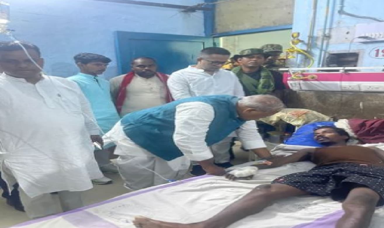 केंद्रीय मंत्री जीतन राम मांझी पहुंचे अस्पताल, संजय मांझी का जाना हालचाल, बदमाशों ने काट दिए थे हाथ