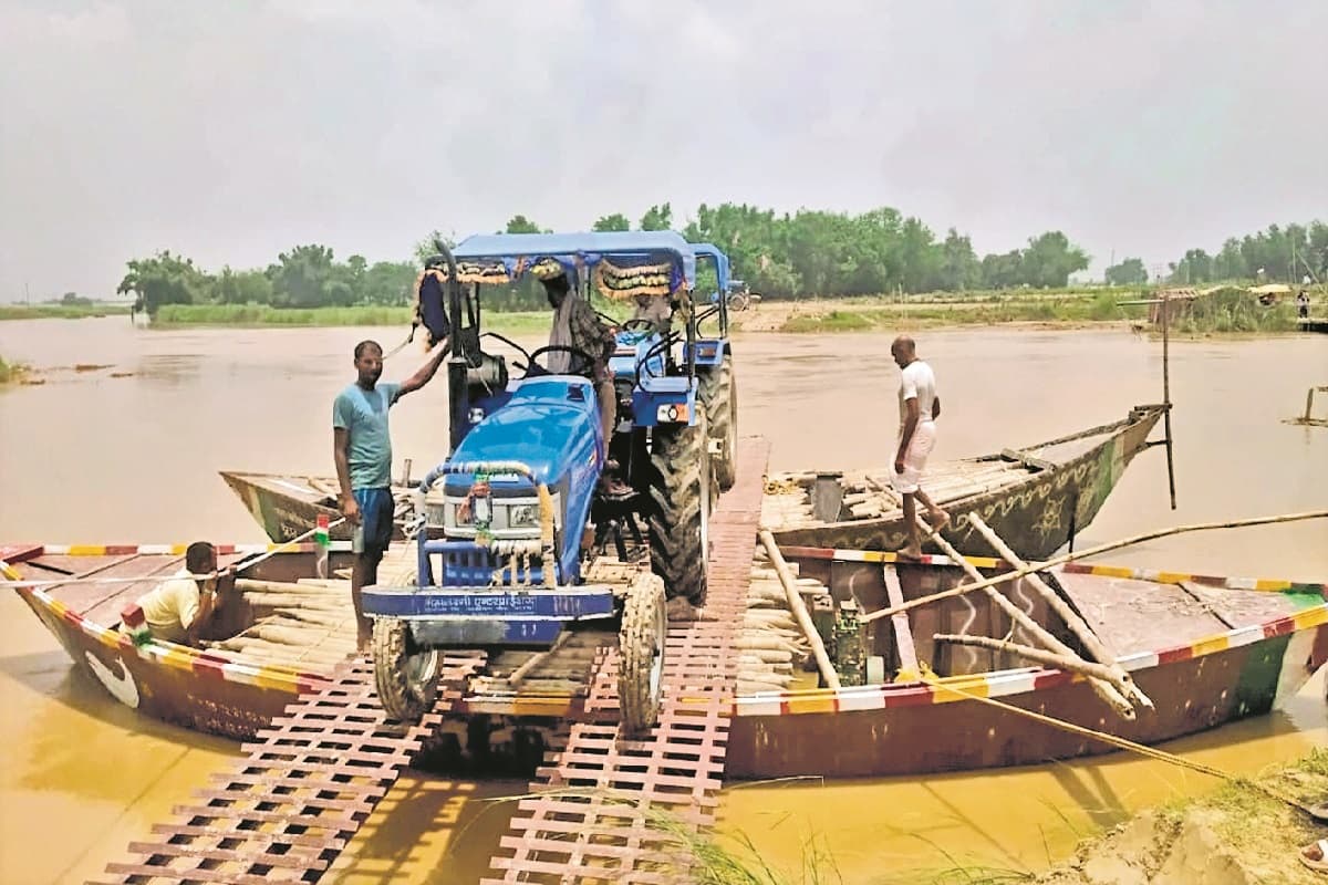 कोसी नदी पर पुल का काम करती है नावें, पढ़िए नावों के जुगाड़ पुल की कहानी…