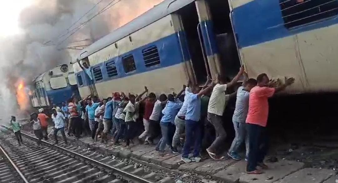 पटना-जसीडीह मेमू की महिला बोगी में लगी थी आग, जांच के क्रम में मिली शराब की बोतल