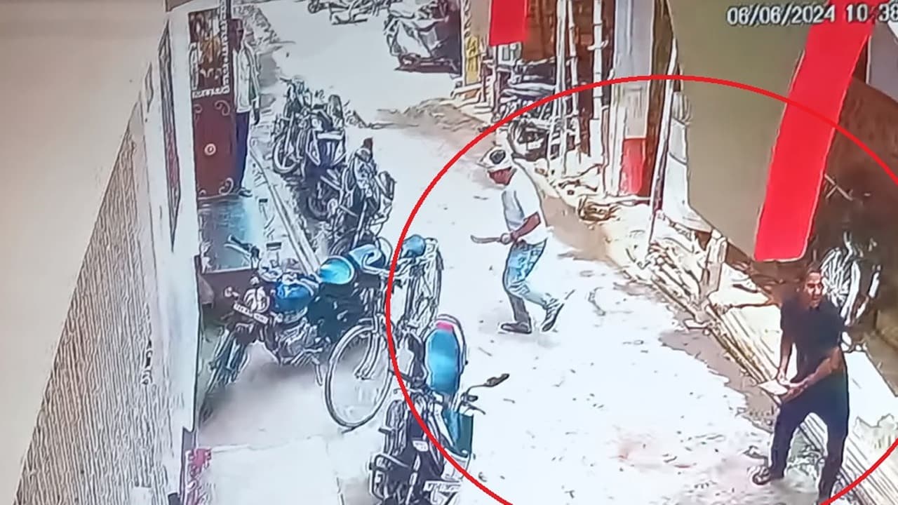 Patna Crime News: पूर्व मुखिया के घर   फायरिंग, भतीजे के पैर में लगी गोली...