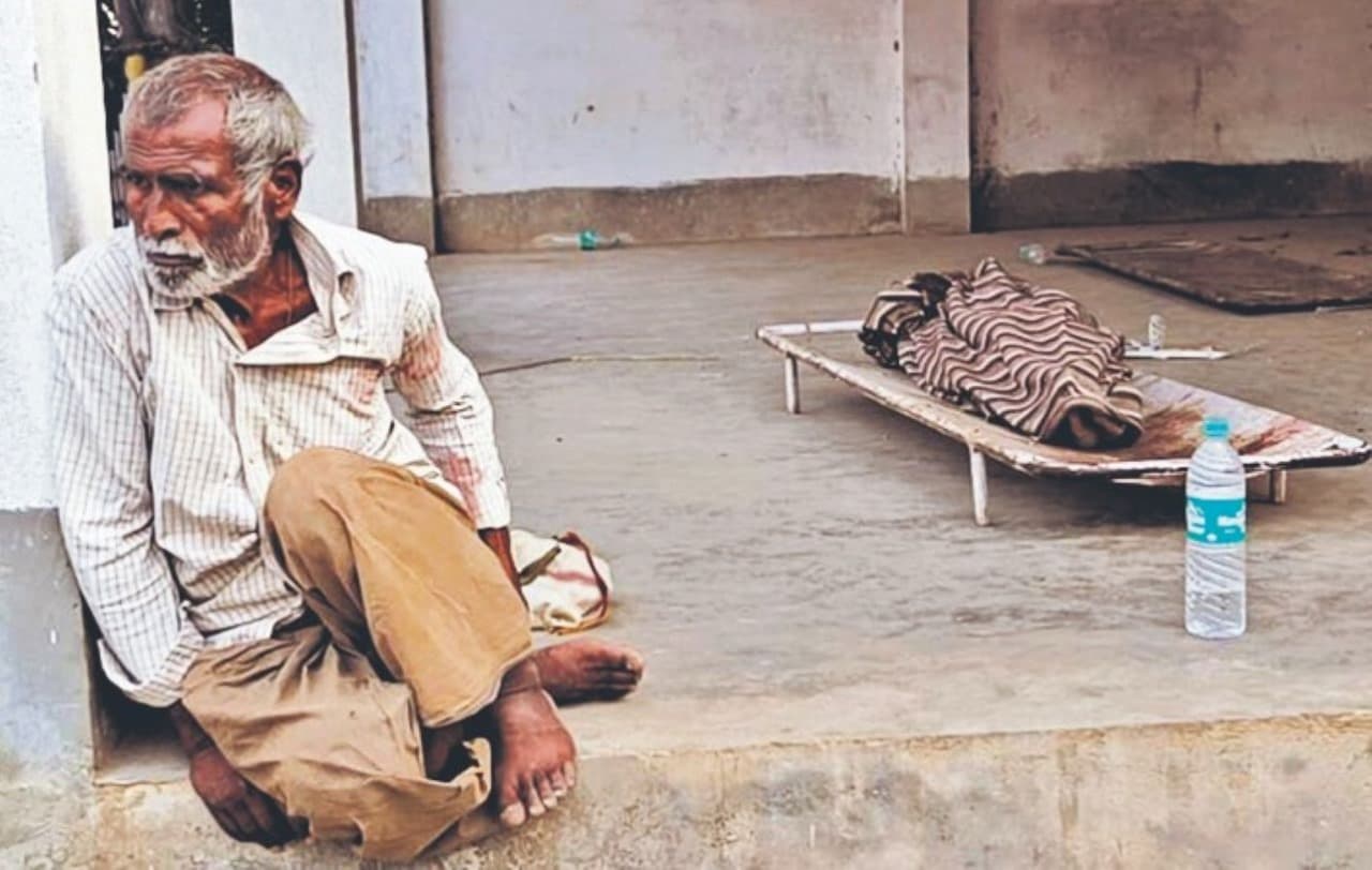 बेरहम सिस्टम: आंखों में आंसू लिये बेटी की पोस्टमार्टम कराने अस्पताल में घंटो भटकता रहा बेबस पिता