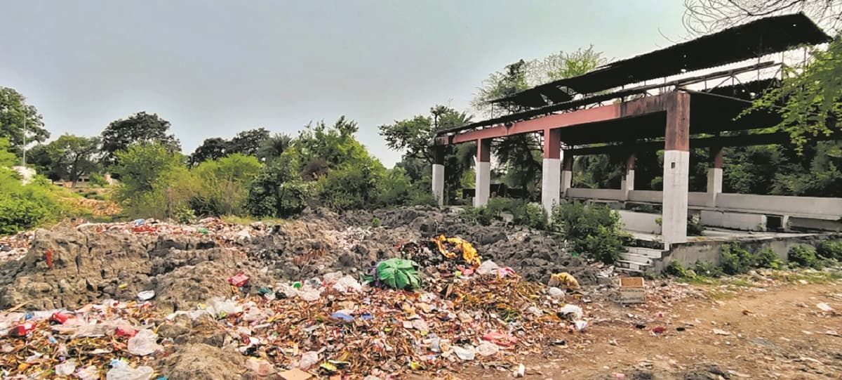 Banka News : जर्जर हो गया मुक्तिधाम, लकड़ी पर जलती है चिता, फैल रही गंदगी व दुर्गंध