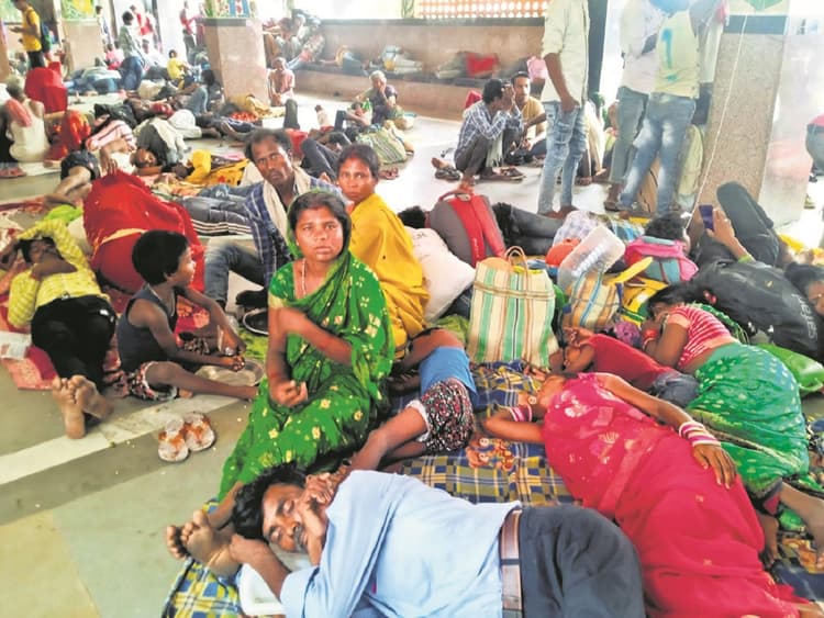 Saharsa News : भूख से ज्यादा ट्रेन में चढ़ने की जंग लड़ रहे मजदूर यात्री