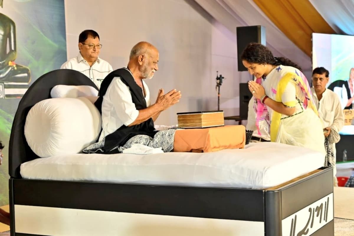 गिरिडीह : कल्पना सोरेन ने प्रसिद्ध रामकथा वाचक मोरारी बापू का लिया आशीर्वाद, विधायक बनने के बाद पहली बार पहुंचीं हैं गांडेय