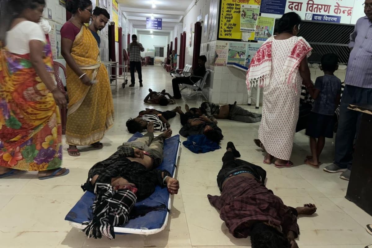 गुमला में बड़ा सड़क हादसा, 40 फीट नीचे गिरी बारातियों से भरी बस, दो दर्जन लोग घायल