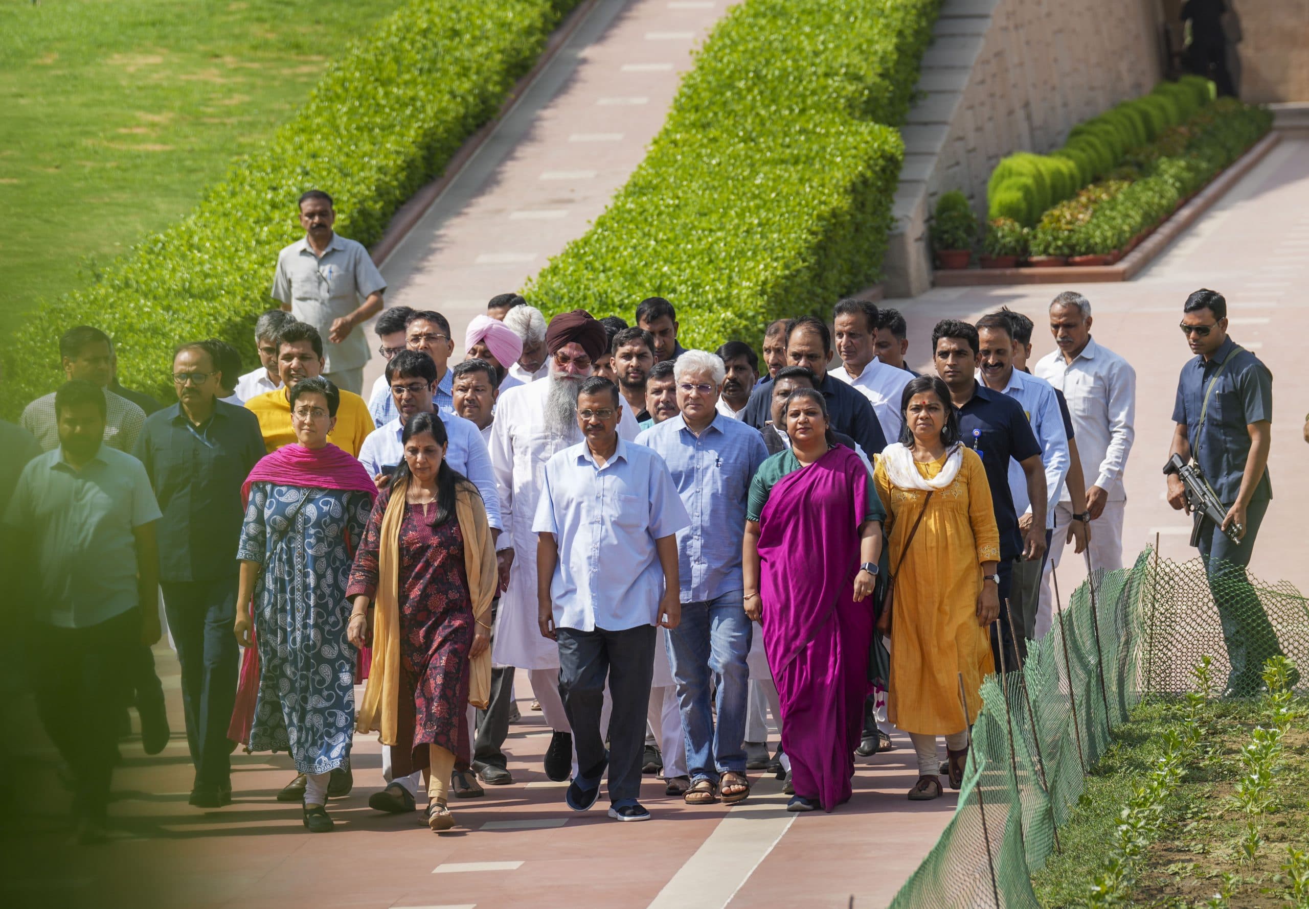 तिहाड़ जेल में आत्मसमर्पण करने से पहले राजघाट जाकर केजरीवाल ने दी बापू को श्रद्धांजलि,  AAP के कई मंत्री भी साथ