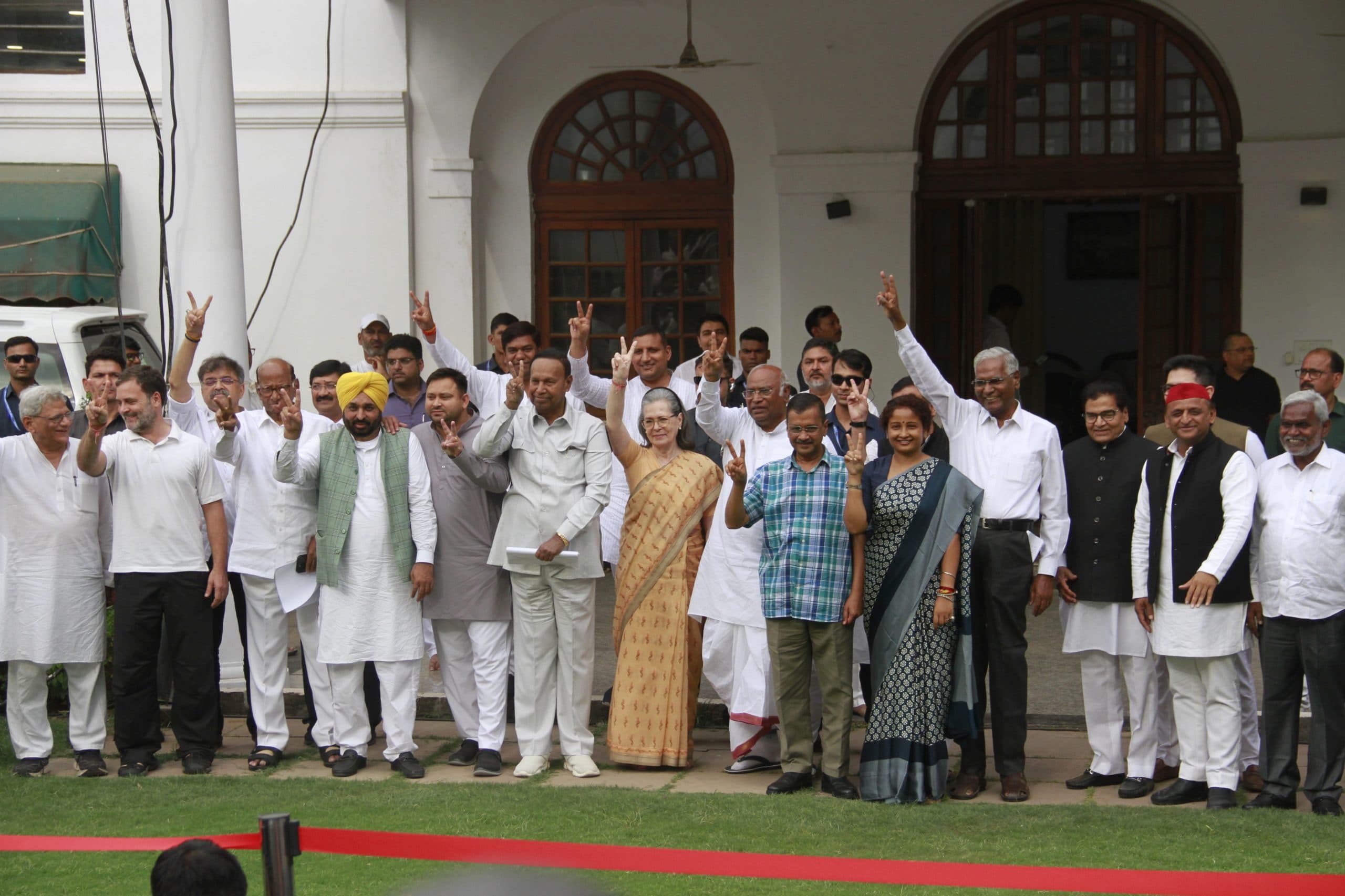 India Alliance: एग्जिट पोल को लेकर कांग्रेस ने लिया यू-टर्न, 295 सीट जीतने का किया दावा