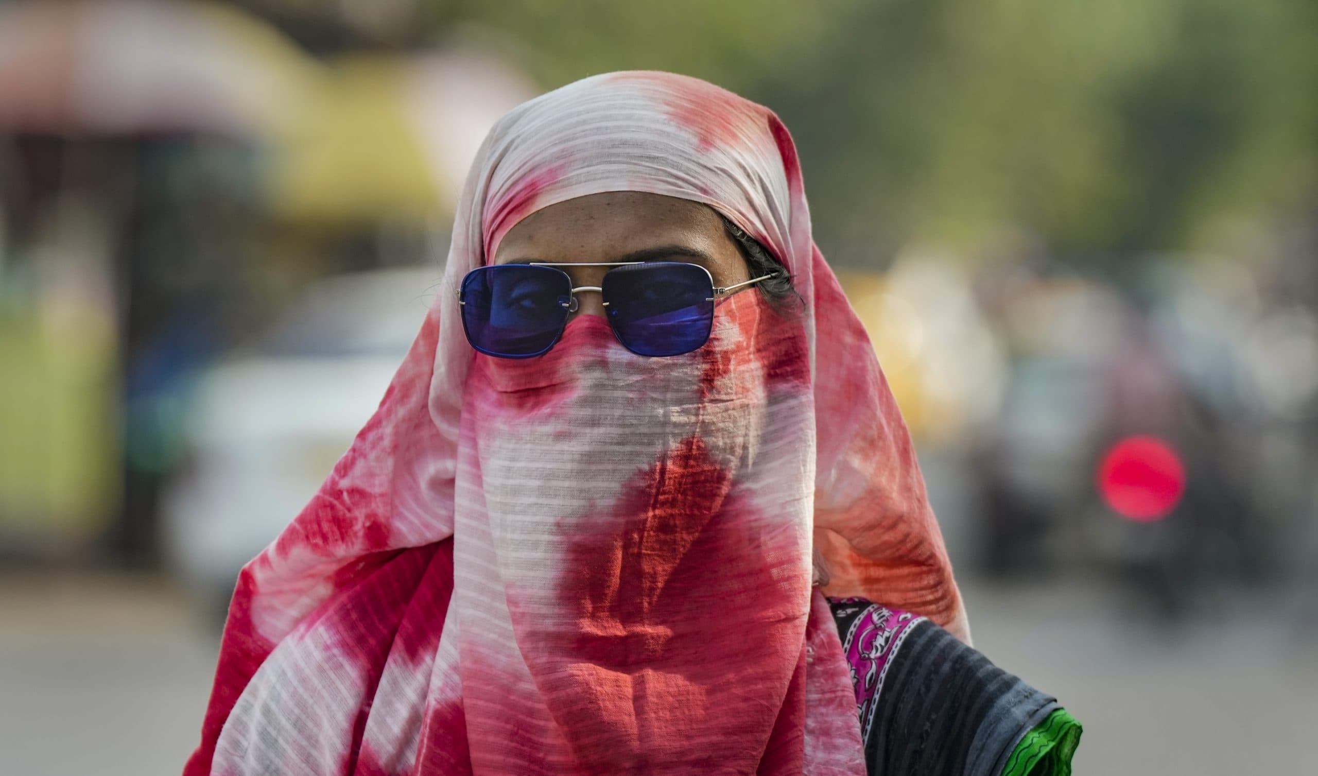 Weather Forecast: तप रही दिल्ली, यूपी मैं 'आग' उगल रहा आसमान, जानें कब होगी राहत की बारिश- Video