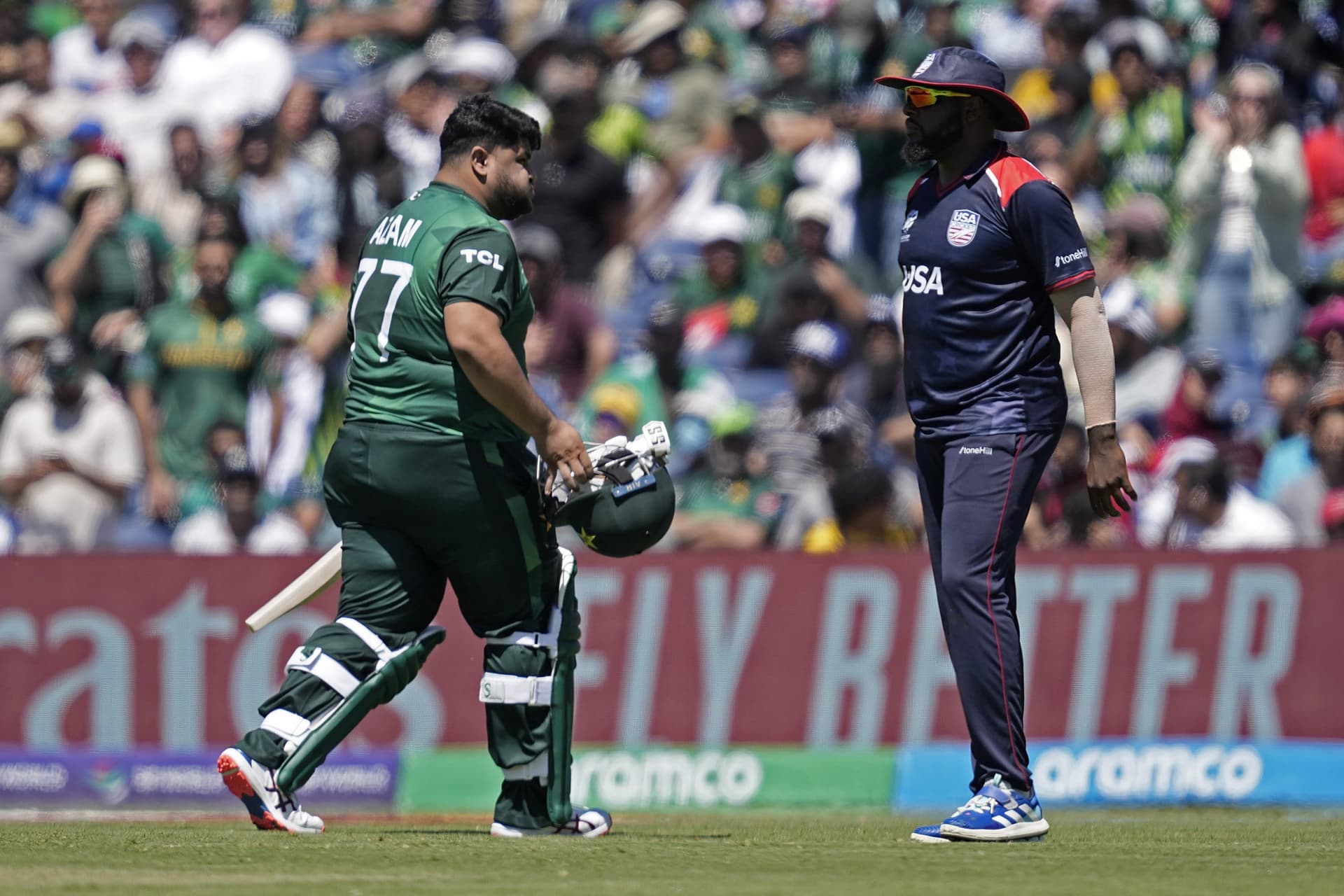 T20 World Cup: अमेरिका के खिलाफ गोल्डन डक का शिकार होने वाले पाक स्टार आजम खान फैंस पर भड़के, VIDEO T20 World Cup: अमेरिका के खिलाफ गोल्डन डक का शिकार होने वाले पाक स्टार आजम खान फैंस पर भड़के, VIDEO