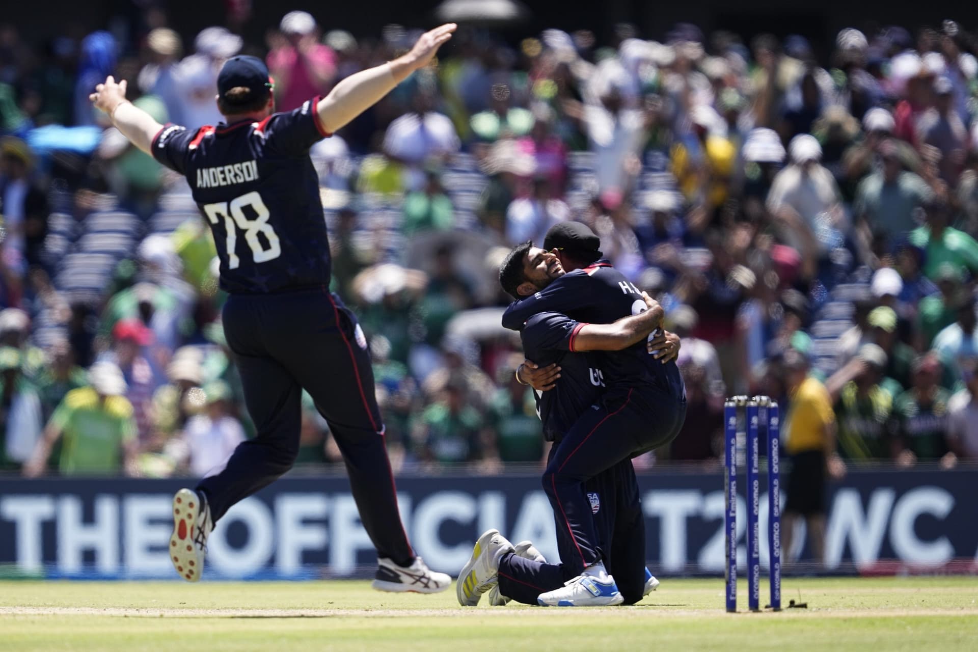T20 World Cup: पाक को हराकर अमेरिका ने रचा इतिहास, Video में देखें सुपर ओवर का पूरा रोमांच T20 World Cup: पाक को हराकर अमेरिका ने रचा इतिहास, Video में देखें सुपर ओवर का पूरा रोमांच