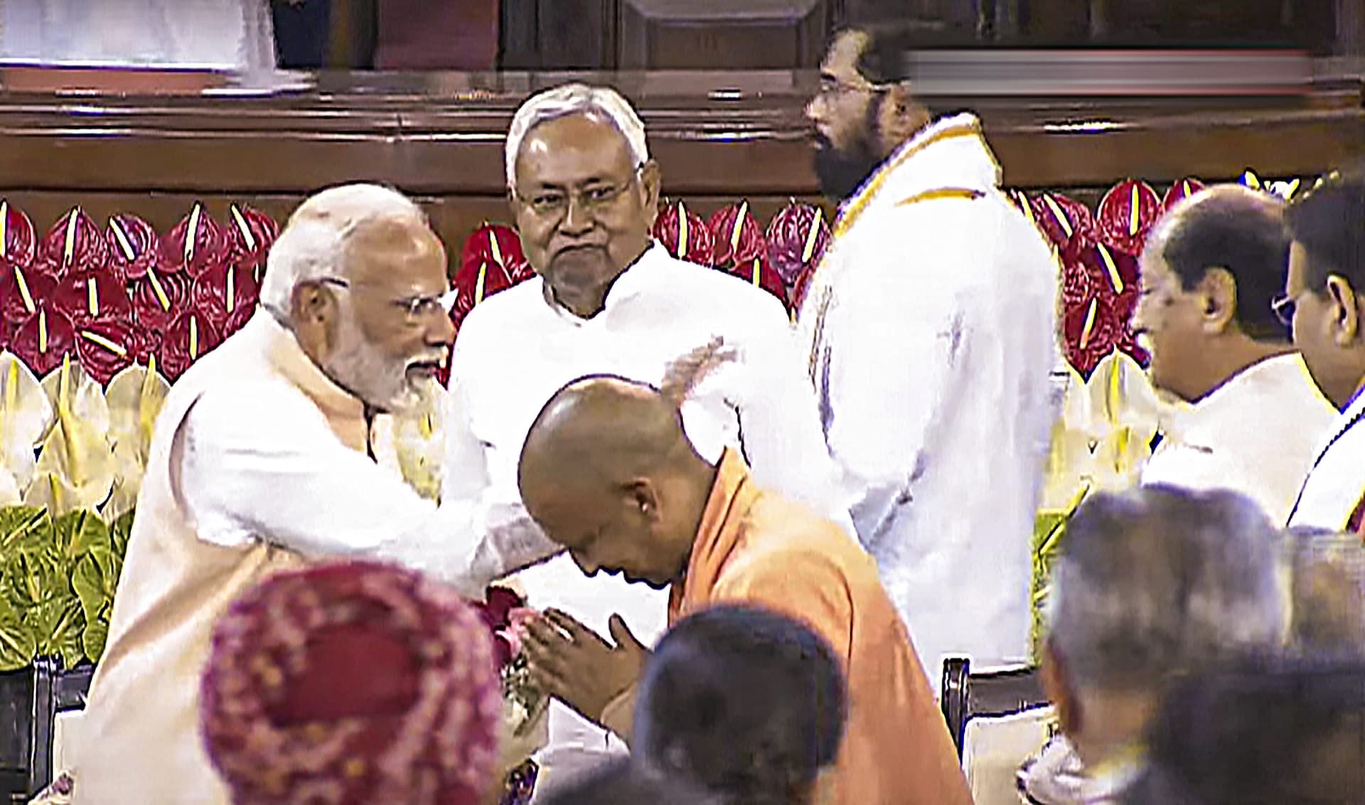 पीएम मोदी के पैर छूने के लिए झुके नीतीश कुमार, प्रधानमंत्री ने पकड़ लिए हाथ, कहा- हमेशा रहेंगे साथ