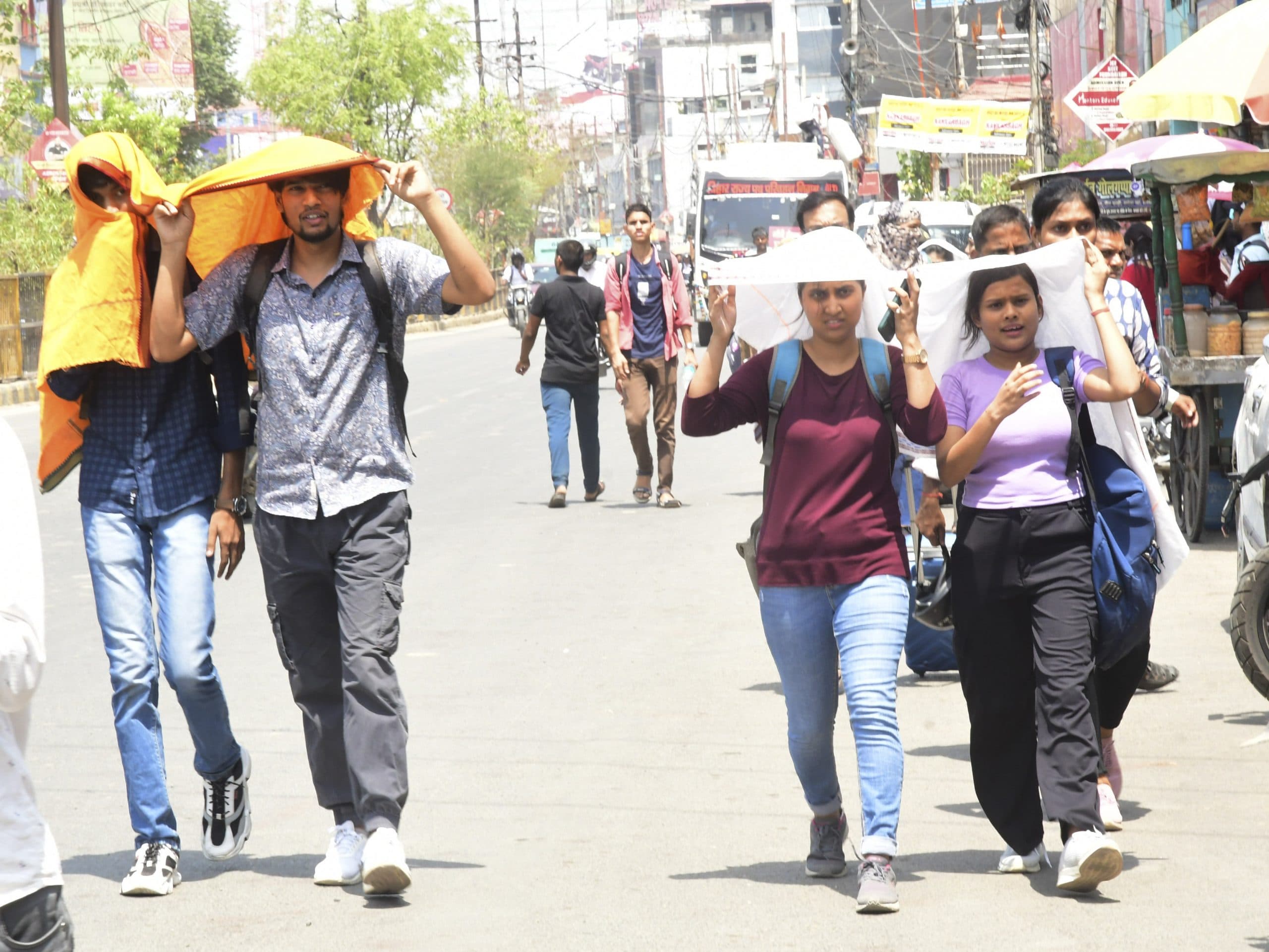 बिहार@ 46 डिग्री गर्मी, ट्रेन में टूट रहे यात्रियों के दम, बीच बाजार में भी गिरकर लू से हो रही मौत