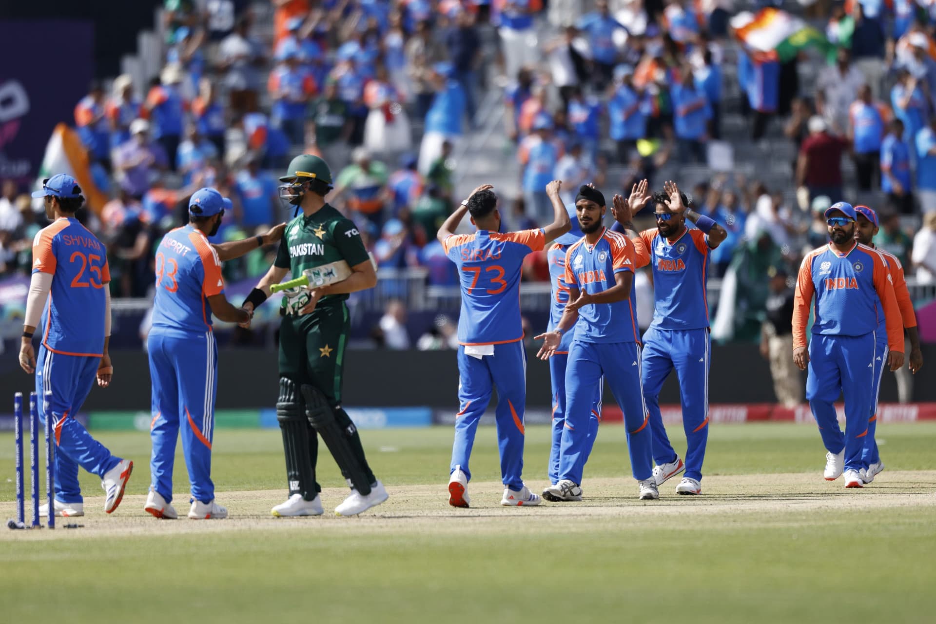 IND vs PAK: भारत ने पाकिस्तान को 6 रनों से रौंदा, गेंदबाजों ने किया कमाल IND vs PAK: भारत ने पाकिस्तान को 6 रनों से रौंदा, गेंदबाजों ने किया कमाल