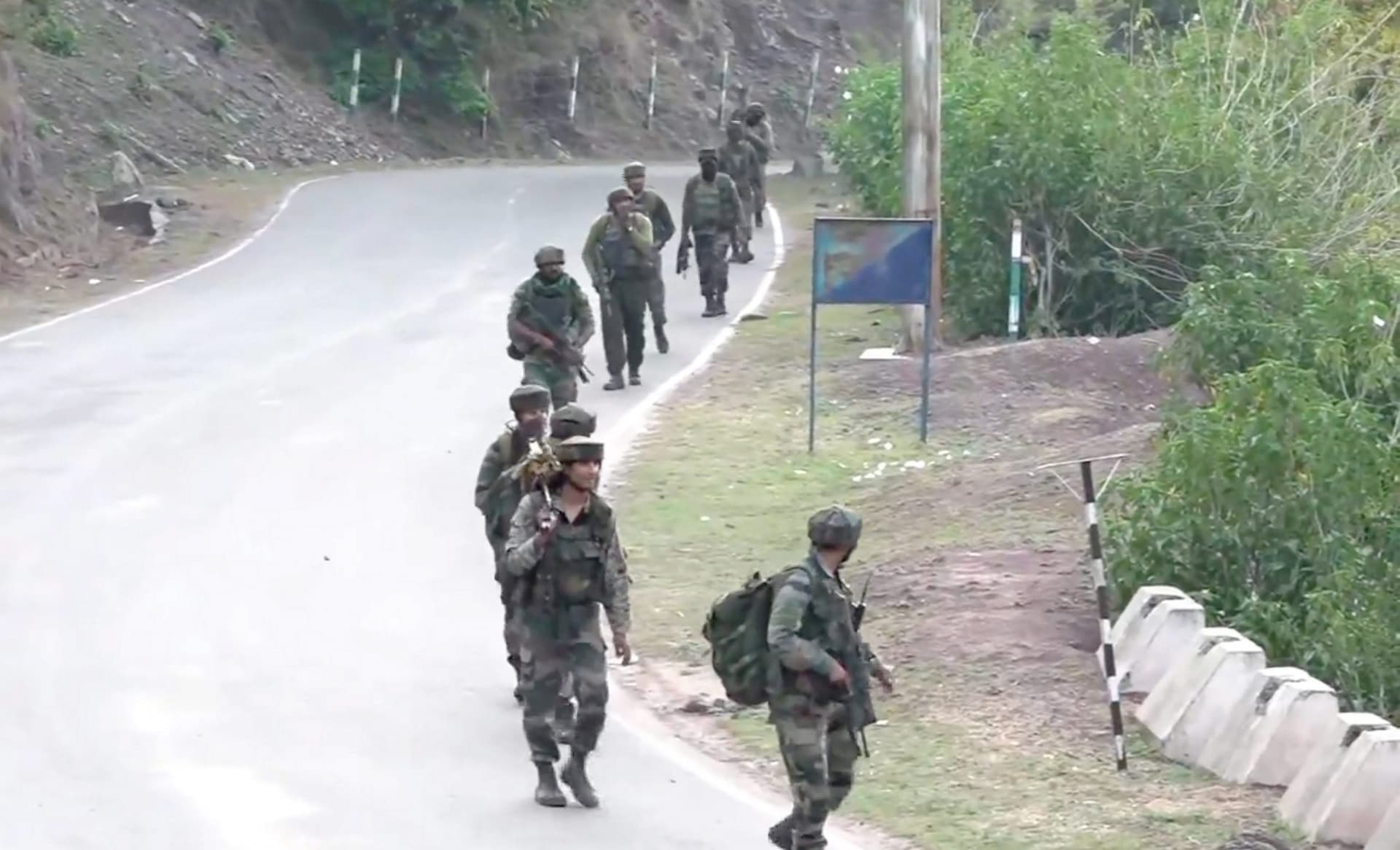 Jammu-Kashmir Terrorist Attack: आतंकियों को दबोचने के लिए उतारे गए कमांडो और ड्रोन, जंगल में तलाशी तेज