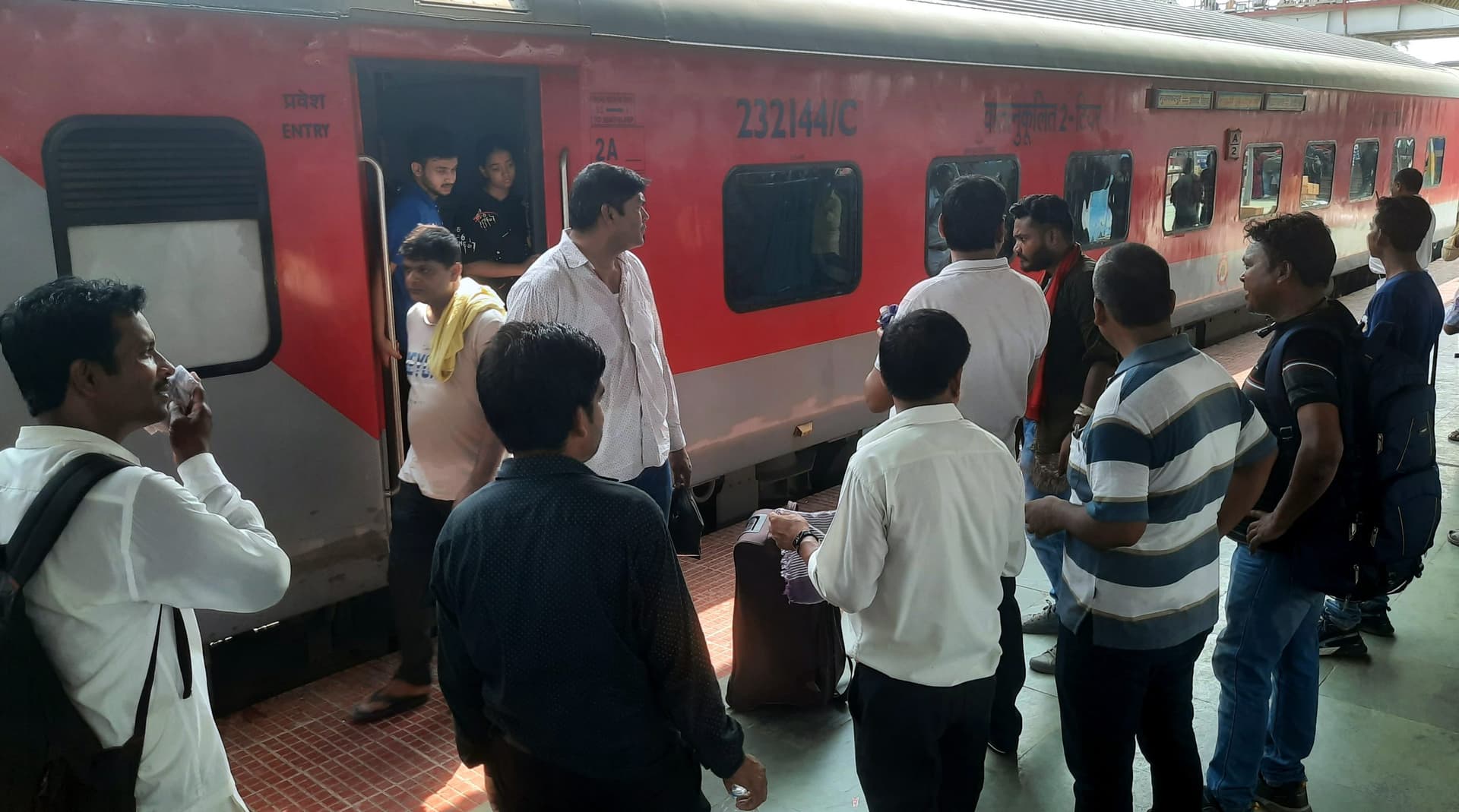 सप्तक्रांति एक्सप्रेस का एसी हुआ ठप, डेढ़ घंटे उबले यात्री, कोच से बाहर निकल किया हंगामा