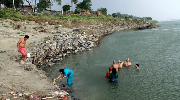 भागलपुर में स्वच्छता के चाह में जोखिम उठाने को श्रद्धालु मजबूर, खतरनाक घाटों पर जुटने लगी है भीड़