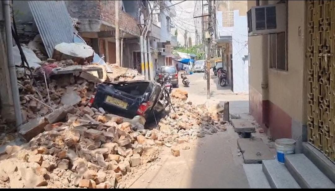 जुगसलाई : दो मंजिला बिल्डिंग का एक हिस्सा ढहा, कार क्षतिग्रस्त, दो कुत्तें की मौत