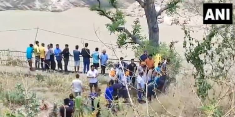 उत्तराखंड के रुद्रप्रयाग में बड़ा हादसा, अलकनंदा नदी में गिरा वाहन, 10 यात्रियों की मौत