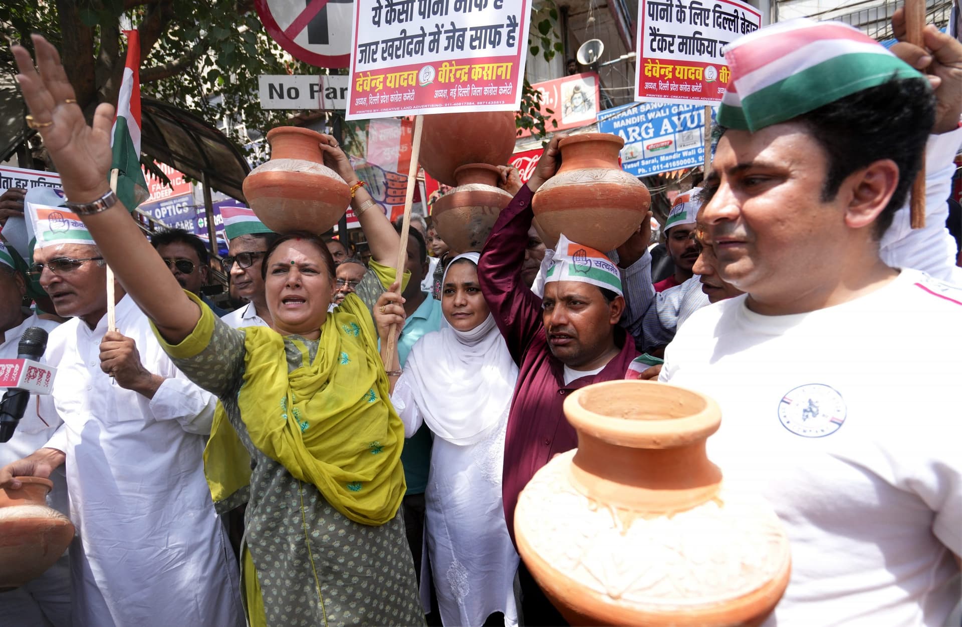 Delhi Water Crisis : दिल्ली में 'मटका फोड़' प्रदर्शन, जल संकट को लेकर कांग्रेस का 'आप' के खिलाफ प्रदर्शन