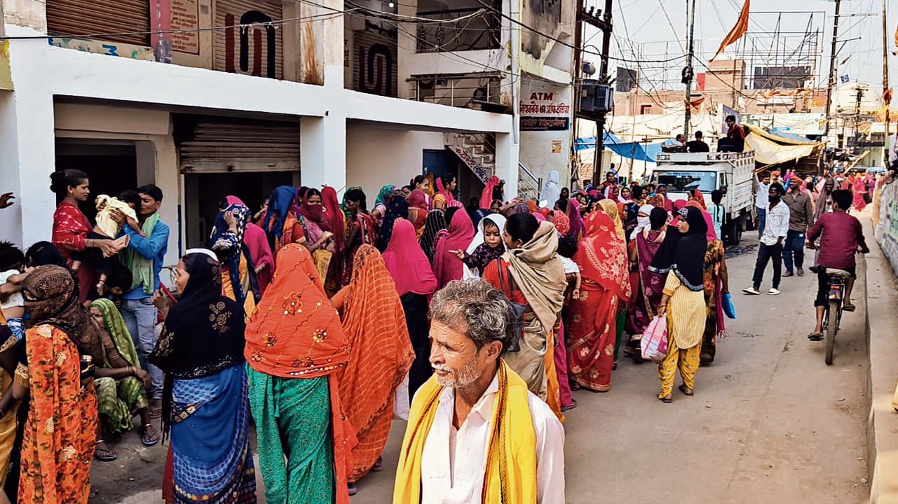 खाते में आएंगे एक लाख रुपए… अफवाह पर खाता खुलवाने सीएसपी पहुंची सैकड़ों महिलाएं, पुलिस ने भगाया