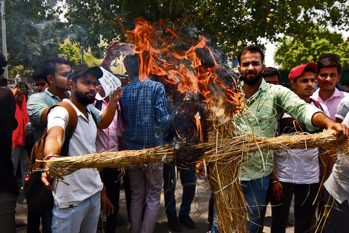 NEET Paper Leak: पटना में बवाल, छात्रों ने एनटीए व शिक्षा मंत्री का फूंका पुतला
