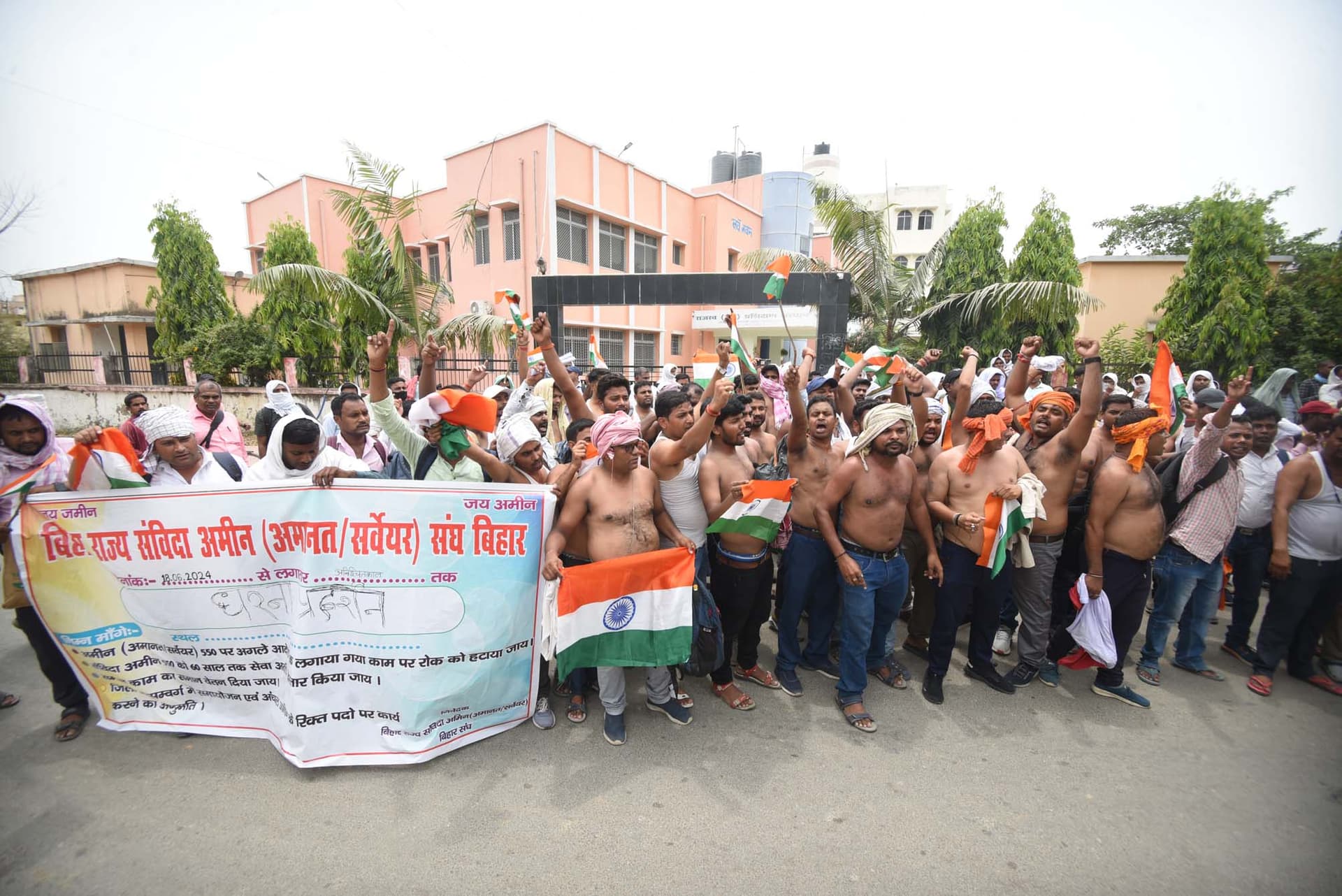 पटना की सड़कों पर सर्वेक्षण अमीनों ने किया अर्धनग्न प्रदर्शन, पुलिस ने दौड़ा-दौड़ा कर पीटा