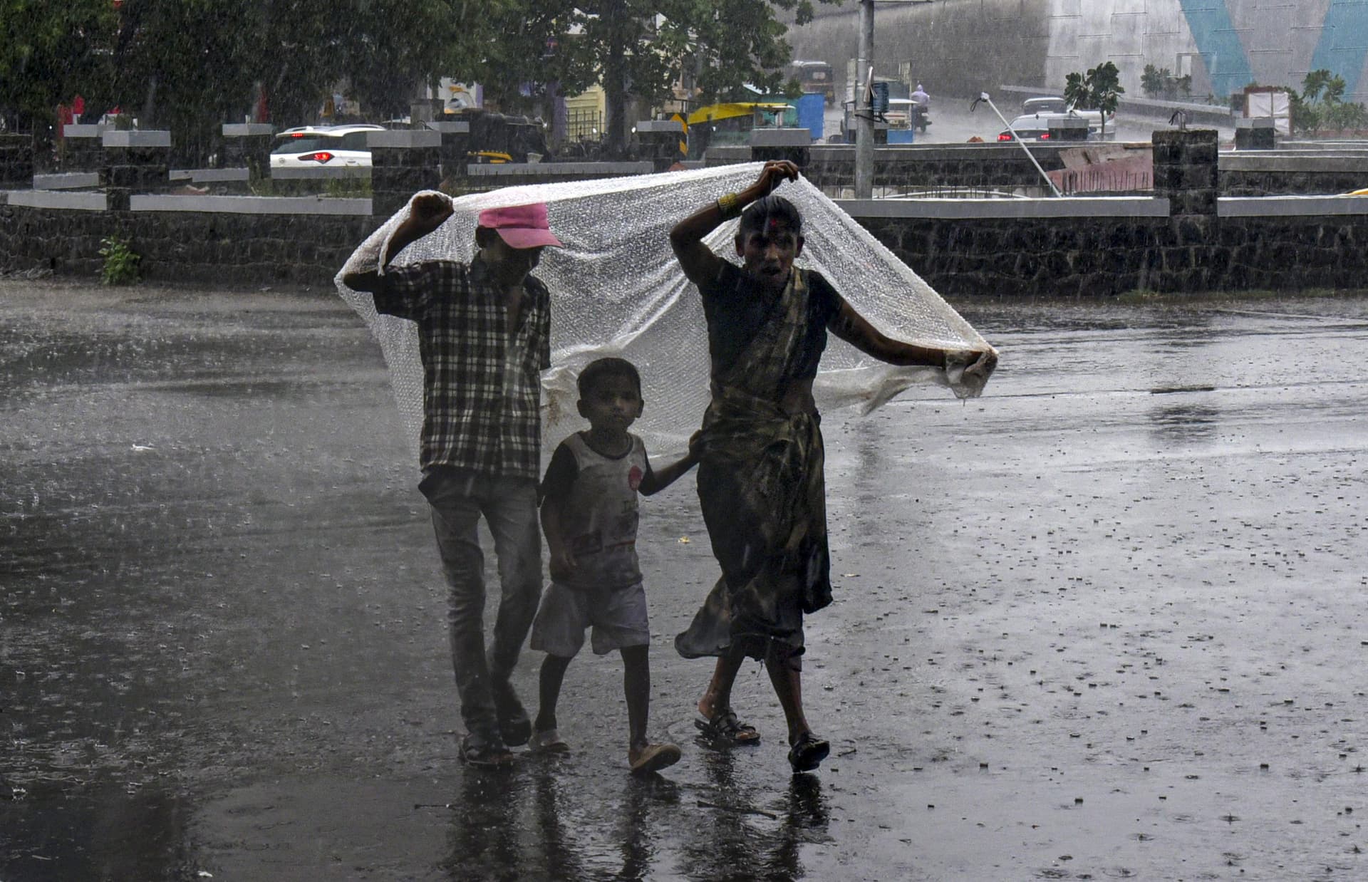 Weather Forecast: दिल्ली में आंधी-तूफान के साथ बारिश के आसार, जानें अन्य राज्यों के मौसम का हाल