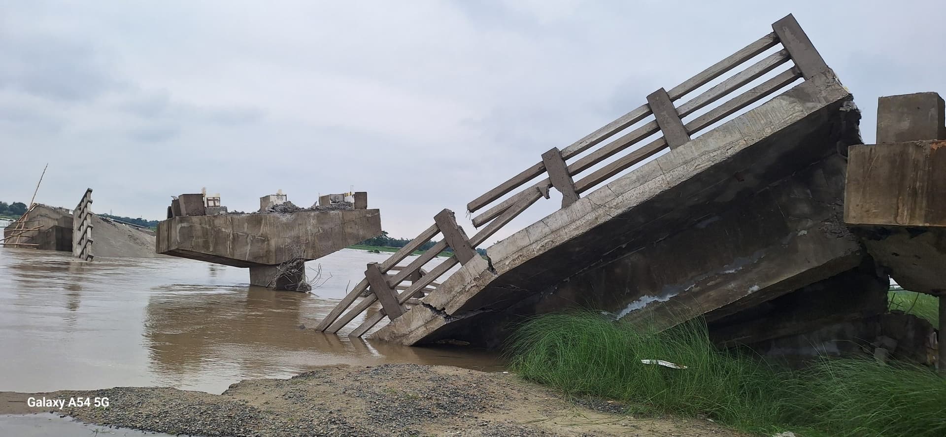 Bridge Collapsed: एक्शन में बिहार सरकार, संवेदक के पैसे से बनेगा नया पुल, अभियंताओं पर गाज गिरना तय