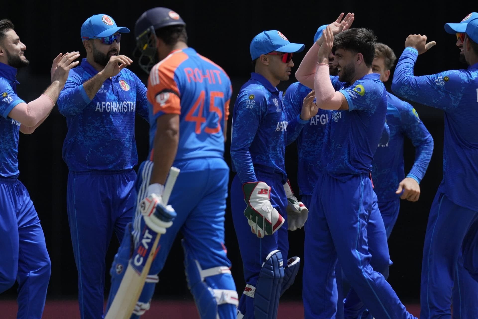 T20 World Cup: अफगानिस्तान के खिलाफ इस वजह से काली पट्टी बांधकर मैदार पर उतरी रोहित शर्मा एंड कंपनी T20 World Cup: अफगानिस्तान के खिलाफ इस वजह से काली पट्टी बांधकर मैदार पर उतरी रोहित शर्मा एंड कंपनी