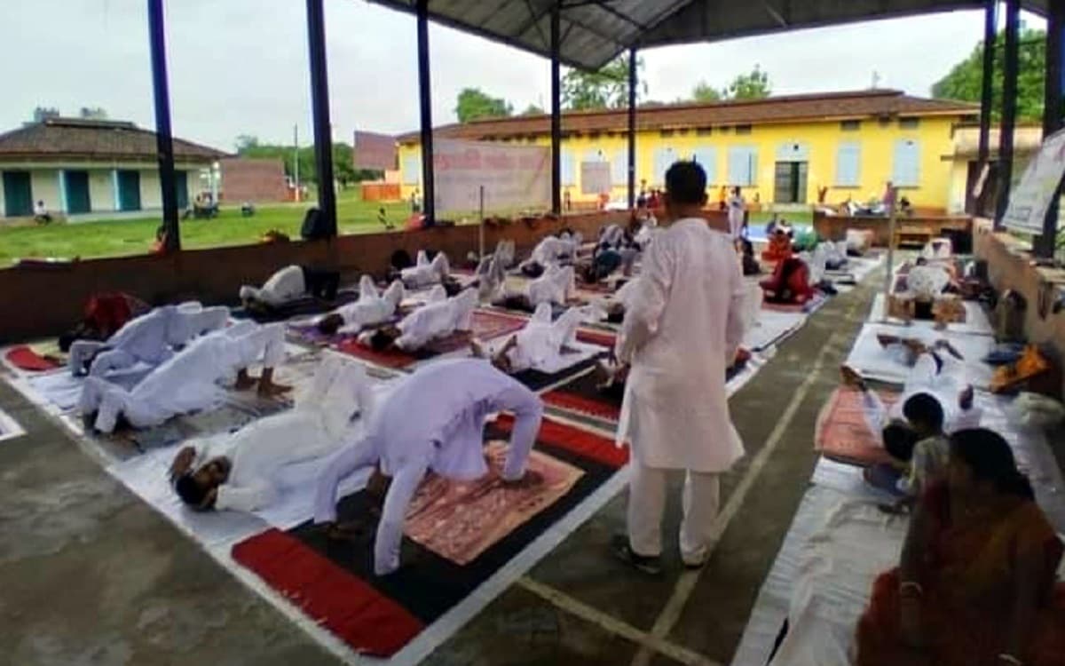 Purnia news : निरोग रहने के लिए योग को अपना रहे पूर्णिया के लोग