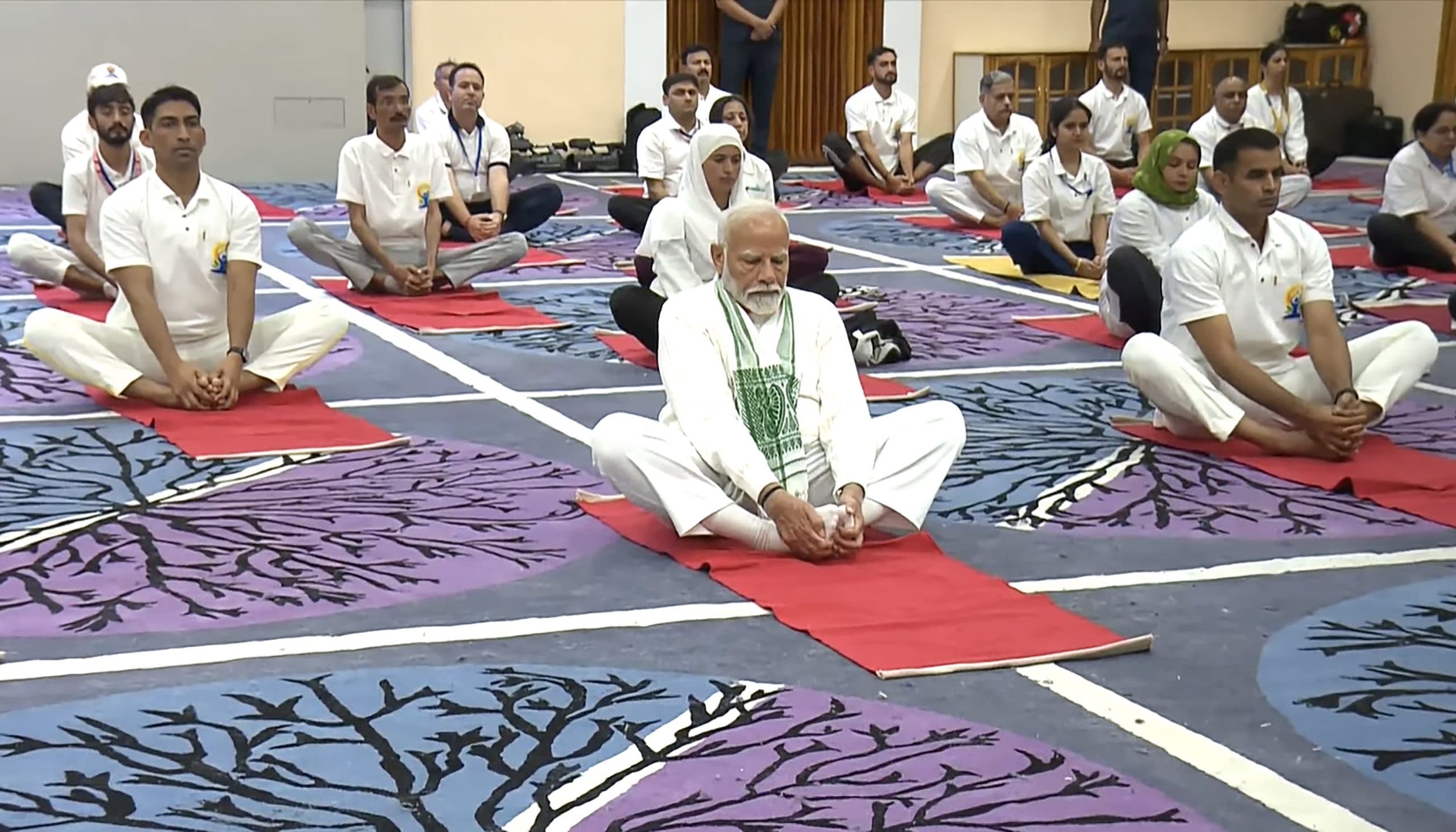 International Yoga Day : श्रीनगर में बारिश के बीच पीएम मोदी ने किया योग, ली सेल्फी