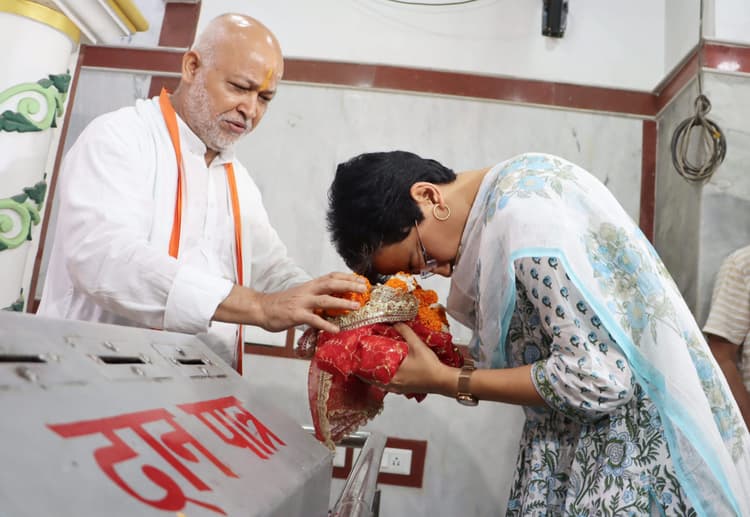 Delhi Water Crisis : शिव का आशीर्वाद लेकर आतिशी बैठी दूसरे दिन अनशन पर, पुजारी ने दिया खास प्रसाद