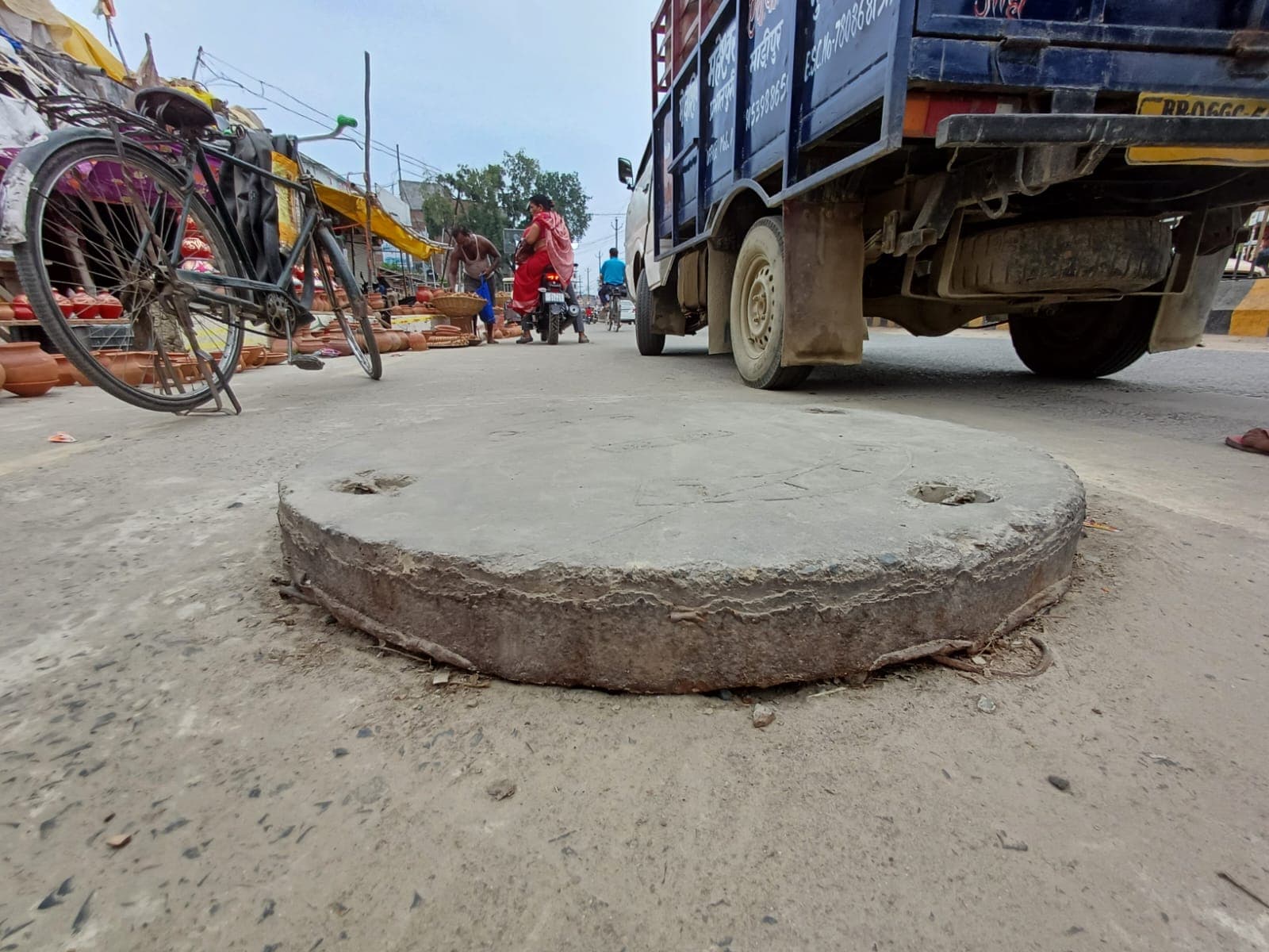मुजफ्फरपुर की सड़कों पर चलते समय रहें सावधान, हादसे का कारण बन रहे सीवरेज के ऊंचे-नीचे गड्ढे