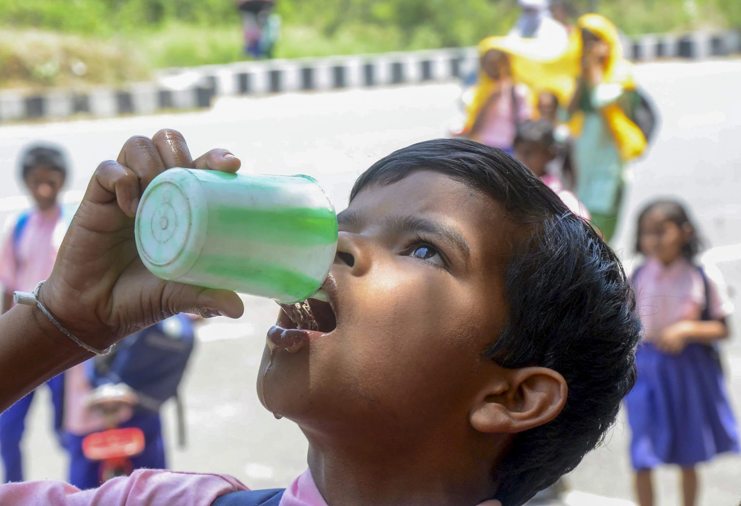 भीषण गर्मी के बीच सरकारी स्कूलों में चल रहीं कक्षाएं, छात्र-शिक्षक परेशान