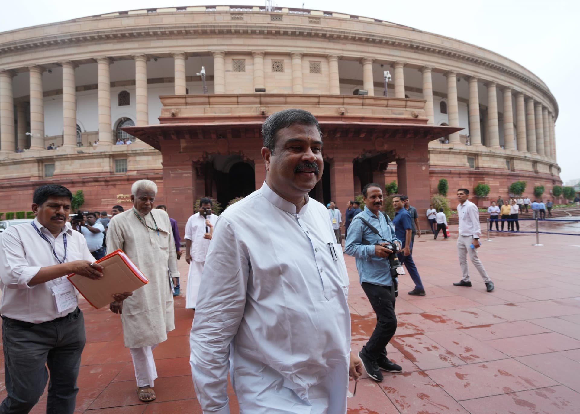 NEET Paper Leak Case: सड़क से सदन तक हंगामा, विपक्ष की मांग पर बोले धर्मेंद्र प्रधान- 'सरकार पक्ष रखने को तैयार'