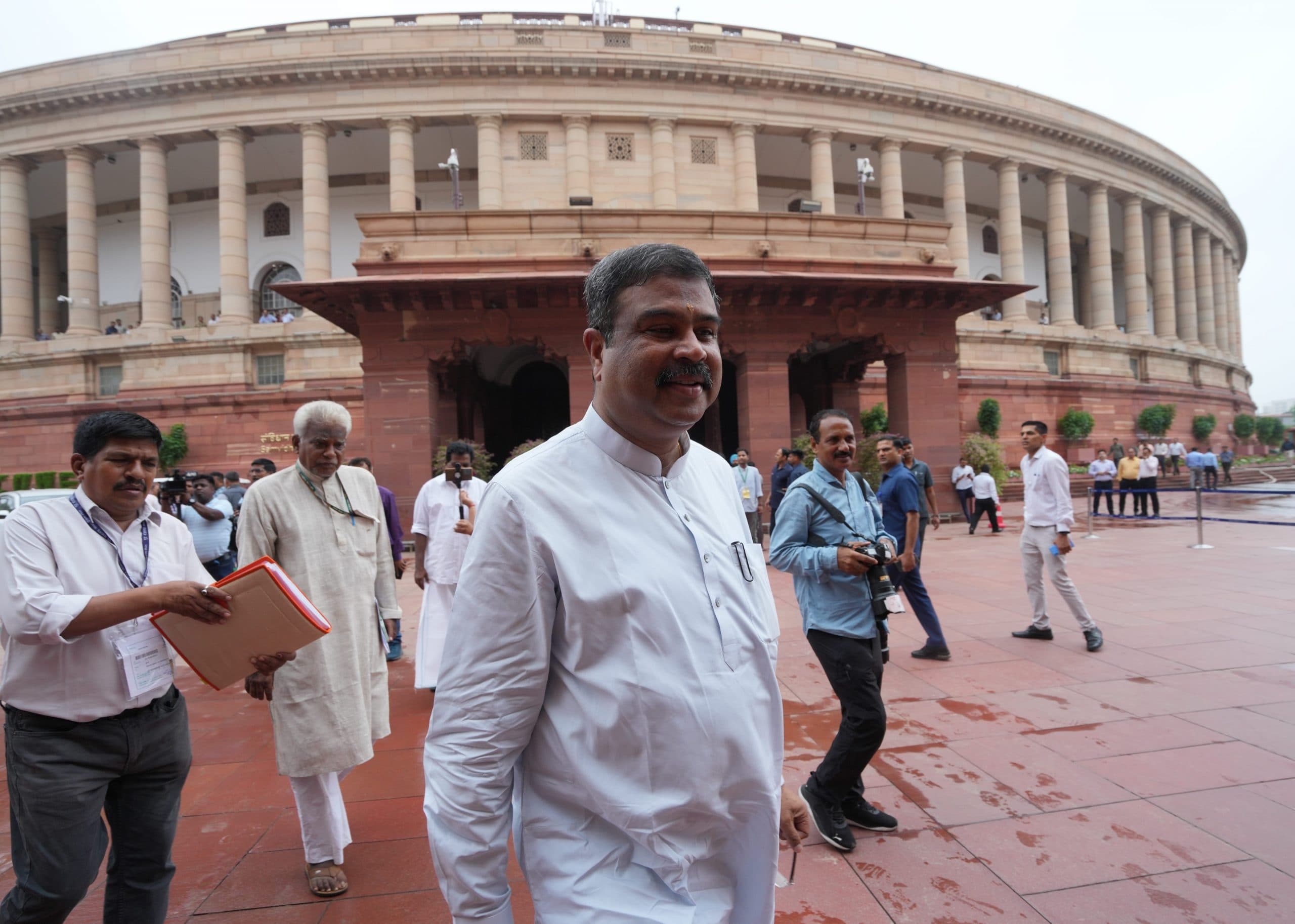 NEET Paper Leak Case: सड़क से सदन तक हंगामा, विपक्ष की मांग पर बोले धर्मेंद्र प्रधान- 'सरकार पक्ष रखने को तैयार'