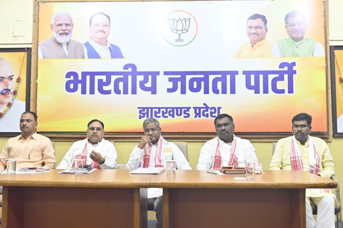 बीजेपी अध्यक्ष बाबूलाल मरांडी ने राज्य सरकार पर साधा निशाना, कहा-सरकार जनता को योजनाओं से कर रही भ्रमित