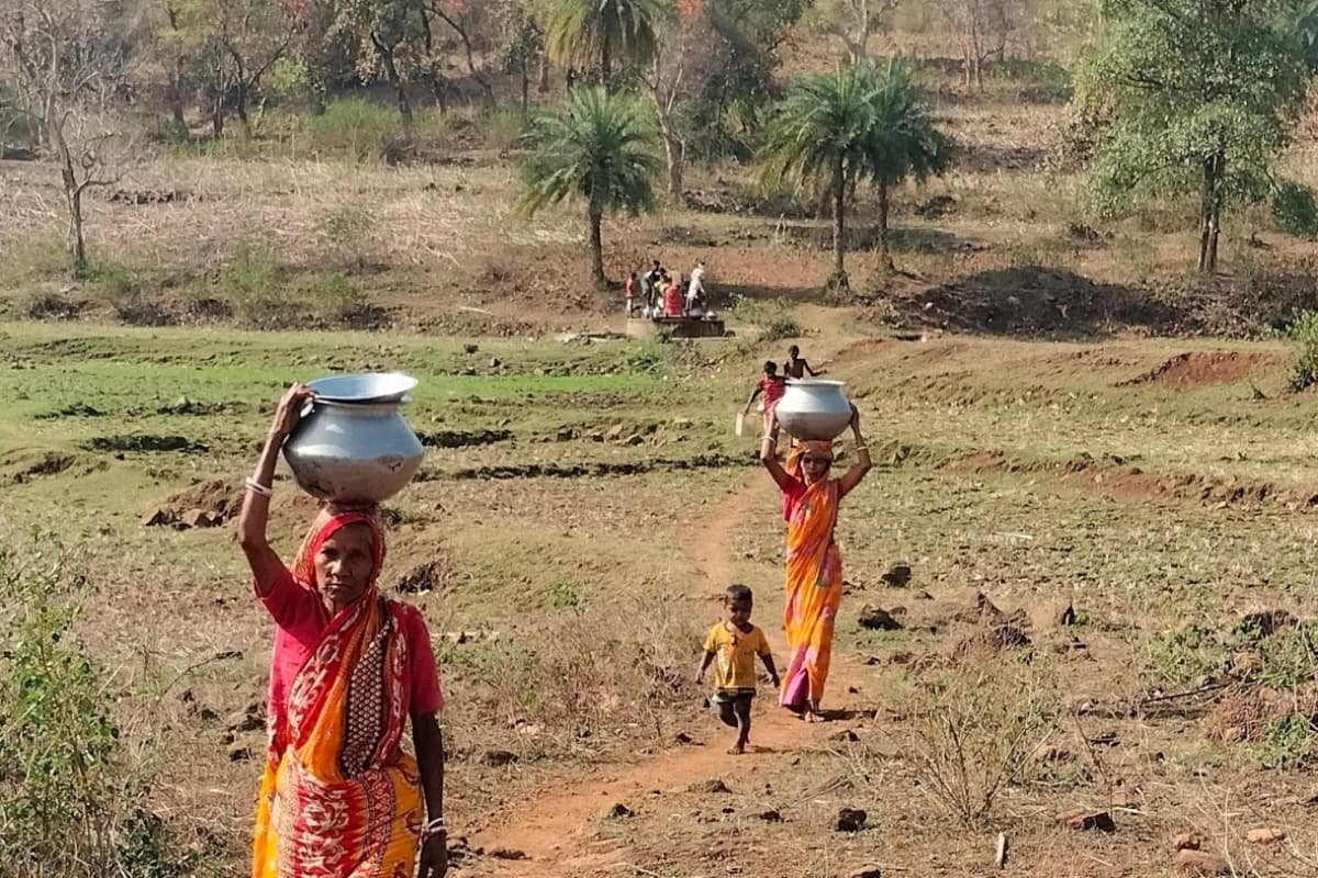दुमका : न सड़क,न बिजली और न शुद्ध पानी, नारकीय जीवन जीने को मजबूर हैं काठीकुंड प्रखंड के लोग
