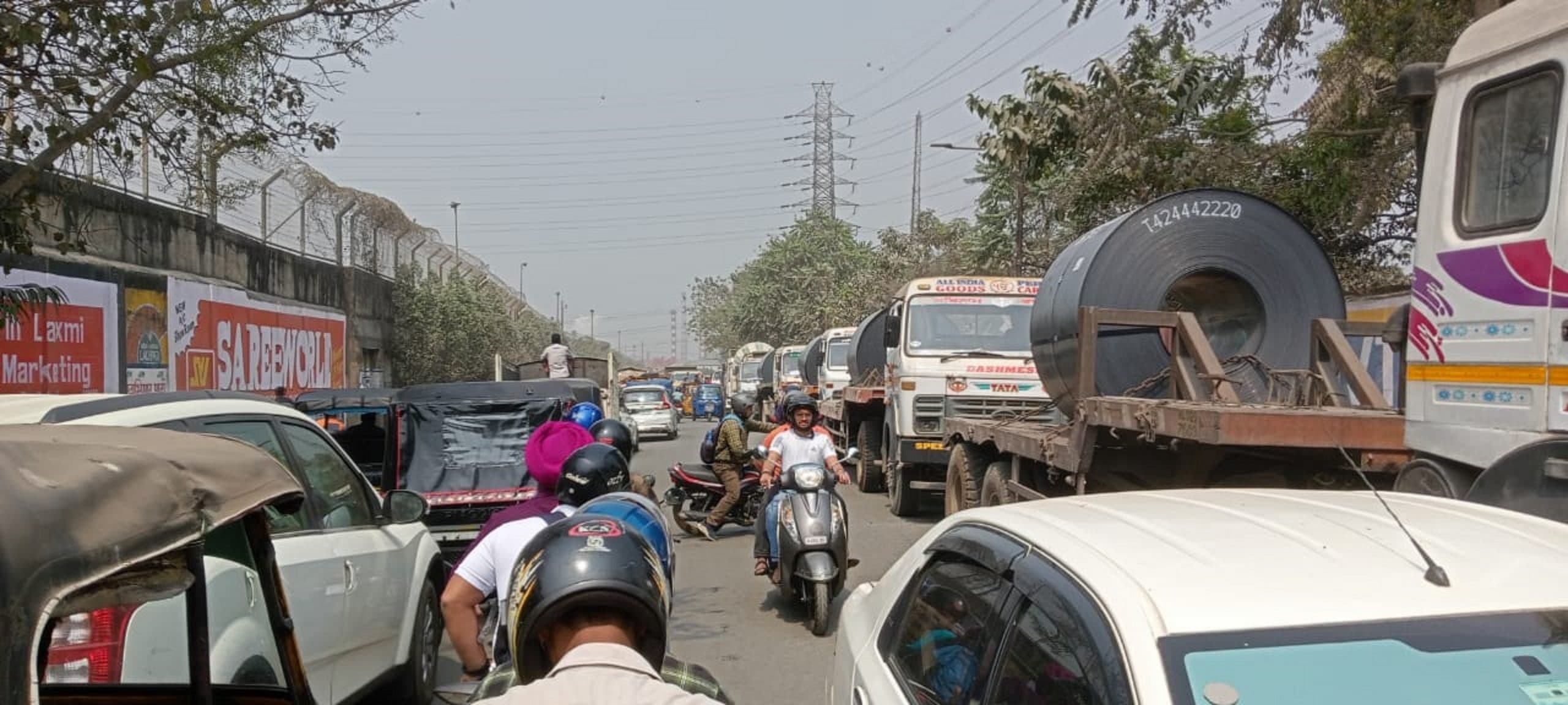 बर्मामाइंस : तेज धूप में दो घंटे तक लगा जाम, राहगीर परेशान