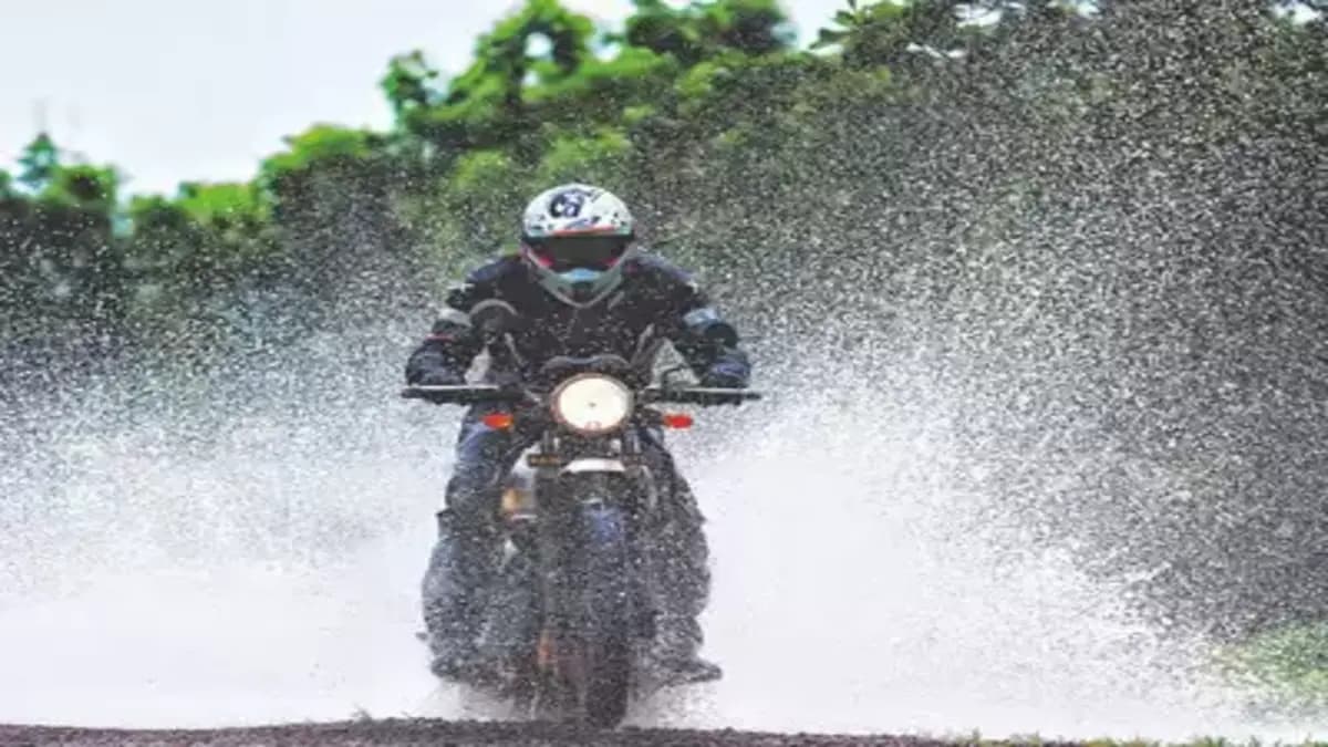 Bike Tips: बारिश में कैसे रखें बाइक के टायरों का ख्याल Bike Tips: बारिश में कैसे रखें बाइक के टायरों का ख्याल