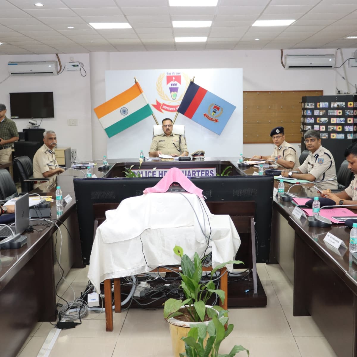 झारखंड : DGP अजय कुमार सिंह ने कानून व्यवस्था को लेकर की समीक्षा बैठक,कहा-अपराधियों पर करें कड़ी कार्रवाई