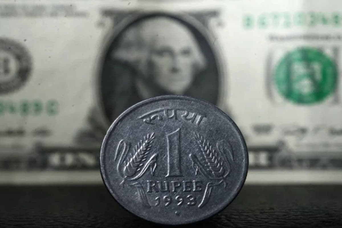 डॉलर को रौंदकर रुपया 11 पैसे मजबूत, शेयर बाजार की तेजी से मिला बल