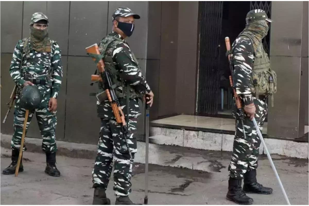 पश्चिम बंगाल : चुनावी ड्यूटी पर तैनात सीआरपीएफ जवान महिला से छेड़छाड़ करने के आरोप में गिरफ्तार