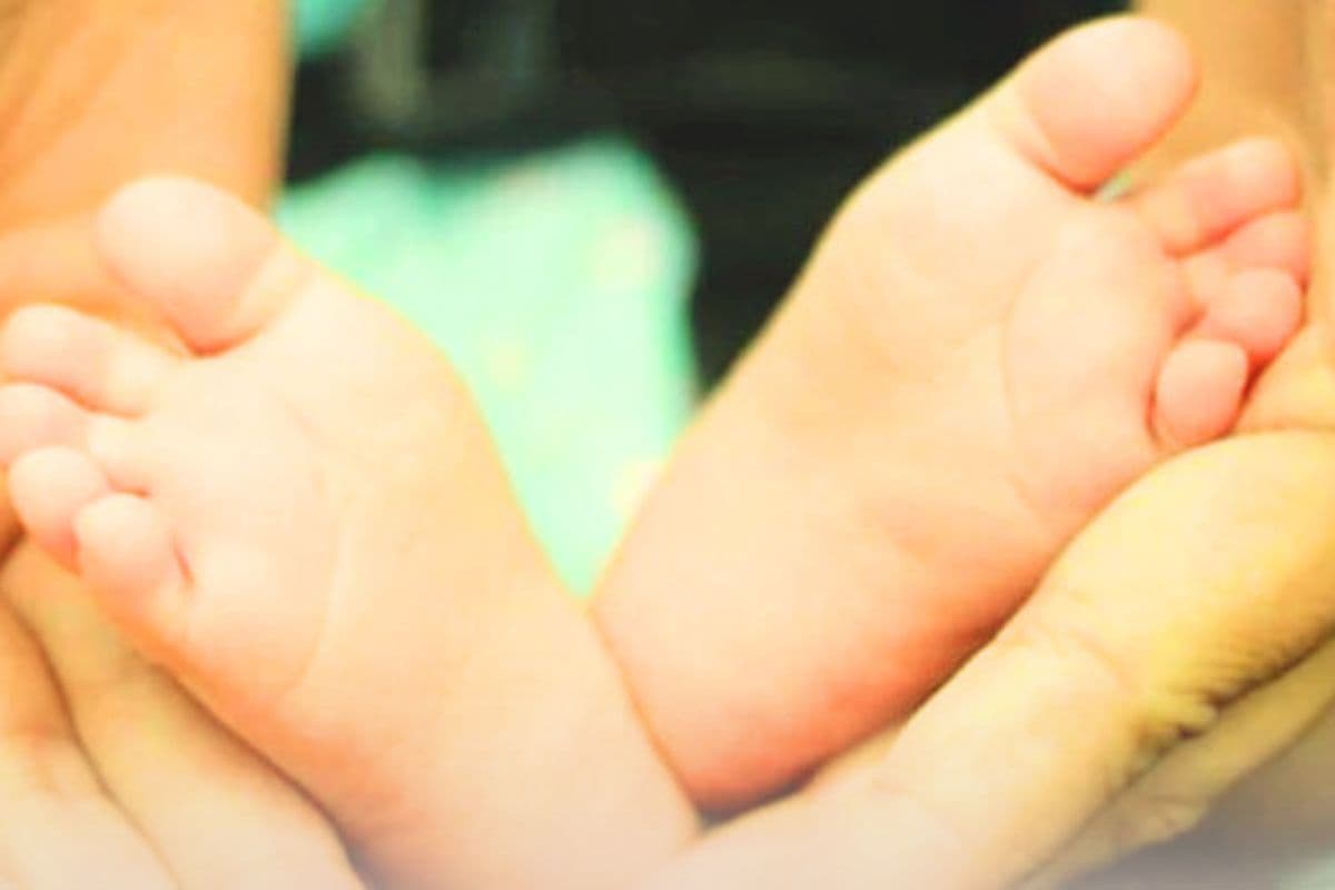 Varanasi Airport News: 6 दिन के नवजात को ले जा रही थी बेंगलुरु, वाराणसी एयरपोर्ट में पकड़ी गई महिला