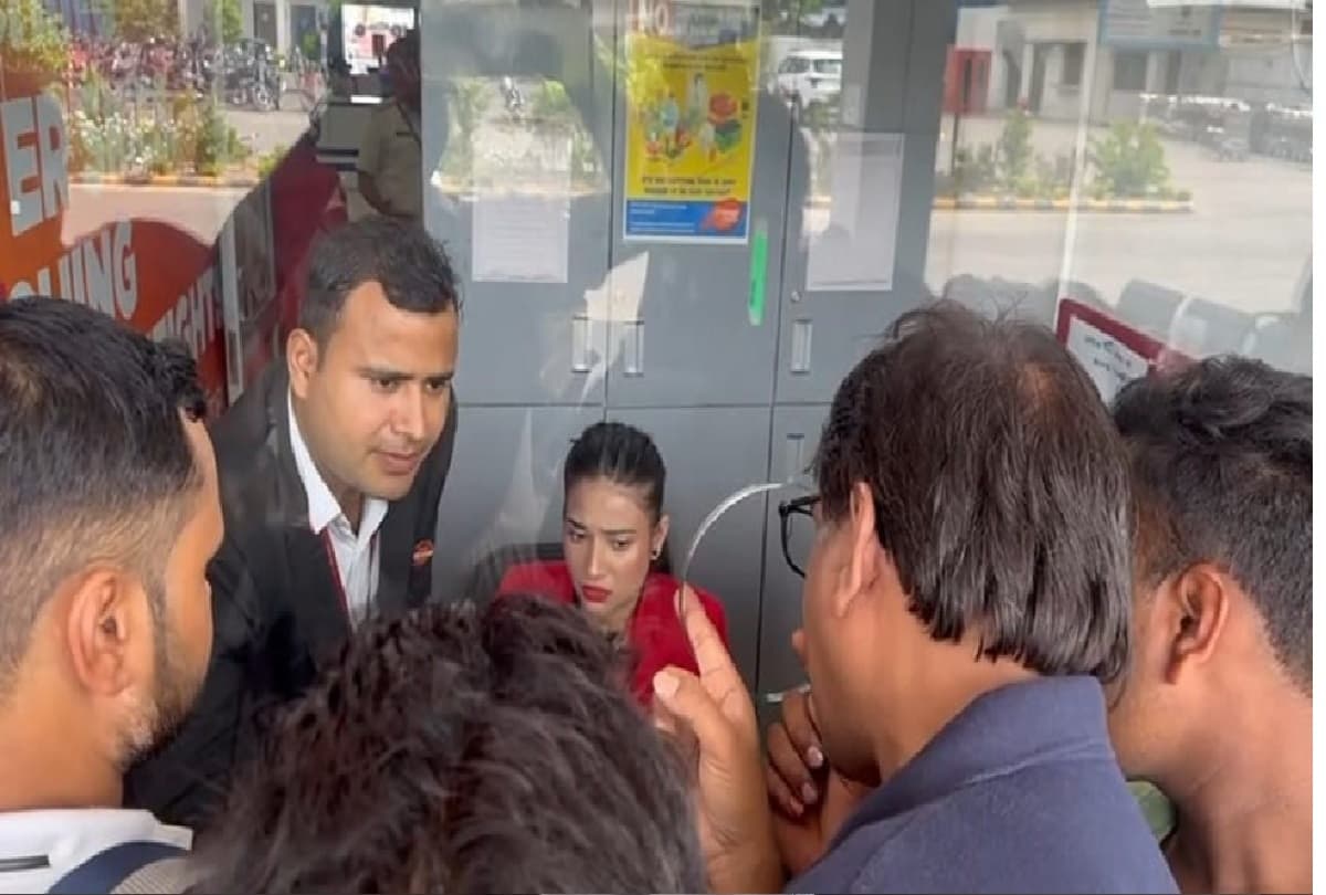 दरभंगा मुंबई रूट पर विमान सेवा लेट, यात्रियों का फूटा गुस्सा, पढ़िए फिर क्या हुआ